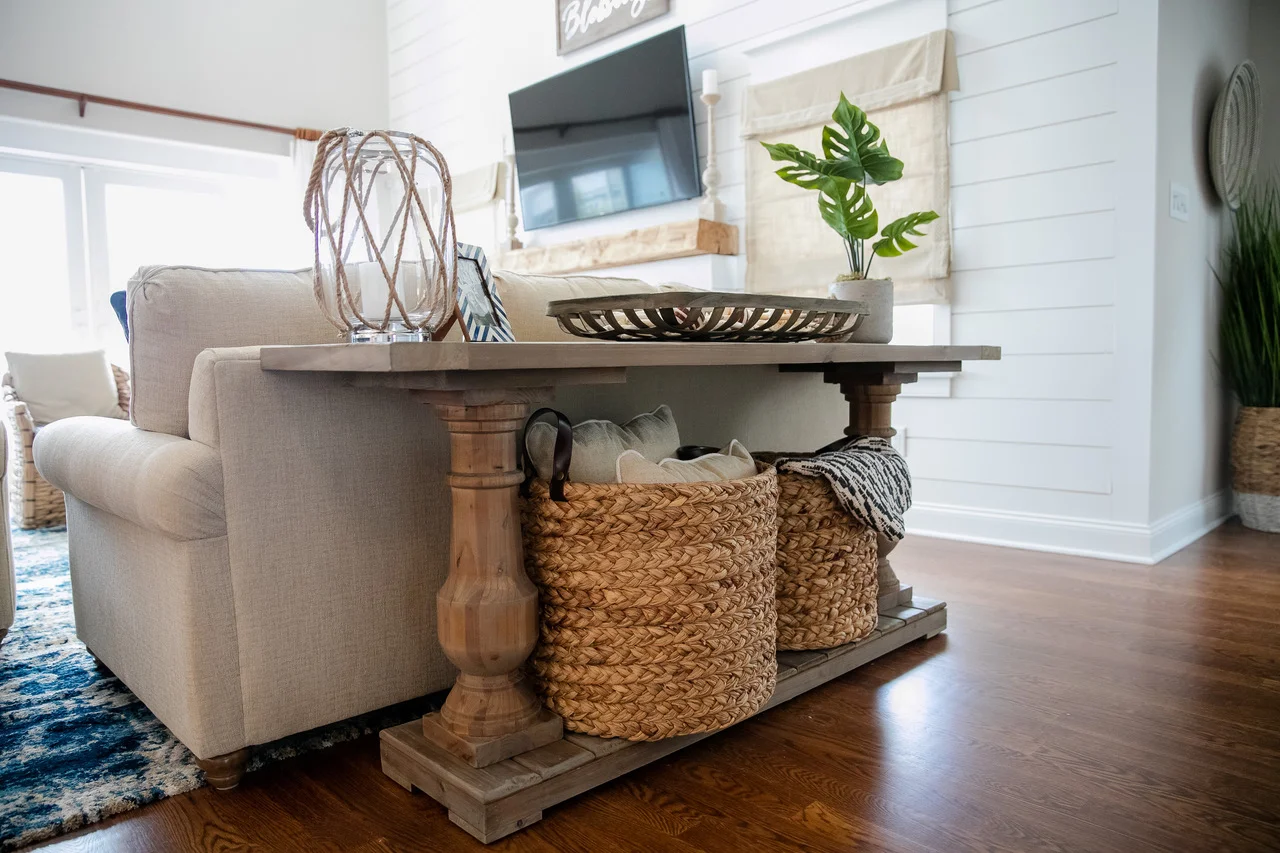 Sofa rear console with wicker accessories