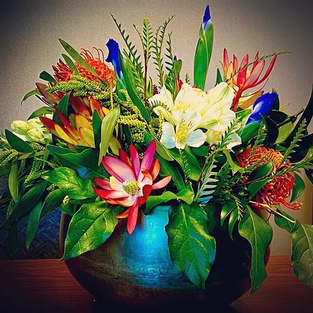 I am truly appreciating the rich colors &amp; texture of this design before we head into a couple of weeks of pinks &amp; reds. 💕 #autumncolors #autumndancerfloraldesign #santarosaflorist #sonomacountyflorist #iloveflowers #flowerpower #pointwestwho