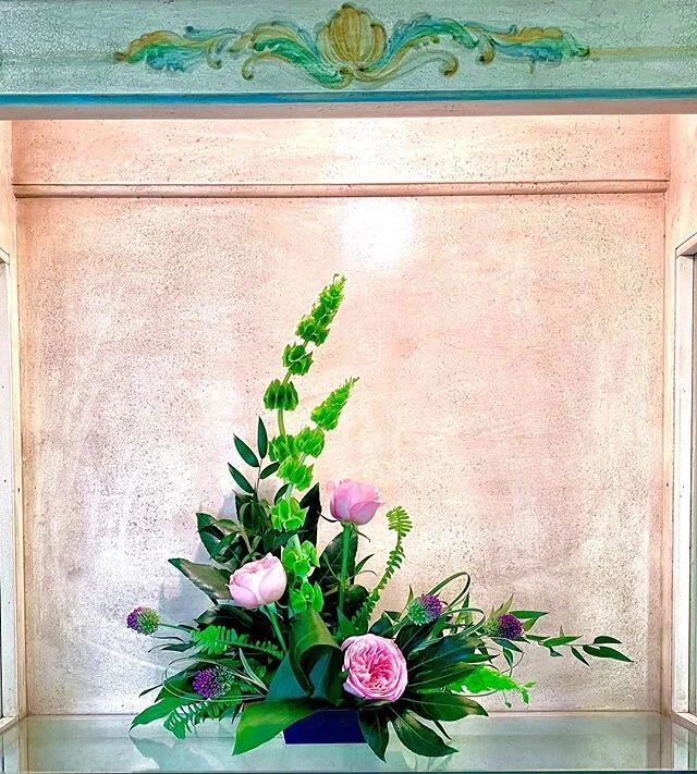 Often, simple is best.  Enjoy whatever your weekend brings, especially the simple pleasures. #simplepleasures #floraldesign #santarosafloraldesigner #sonomacountyfloraldesigner #flowerpower #iloveflowers #happyweekend #simpleflorals #sympathyflowers
