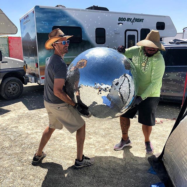Our most precious cargo - PS were still looking for the perfect name for our disko ball- leave your best choice in the comments please ....
#kampapokalyptika
#burningman
@wanderlustnick @_awesomesauce_ 🔥
#blackrockcity #industwetrust #burnergirls #b