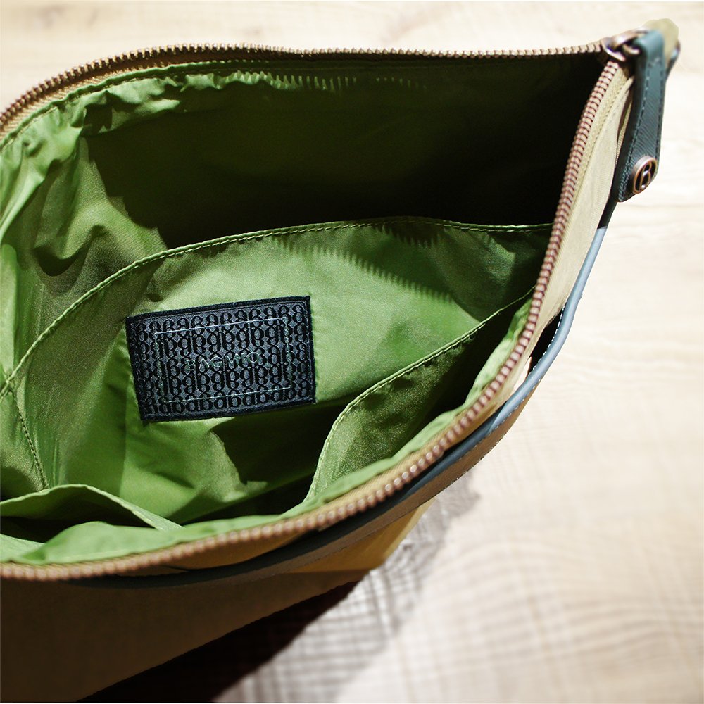 BAGMIO KANT手拿斜背包_茶金_主圖_04.jpg