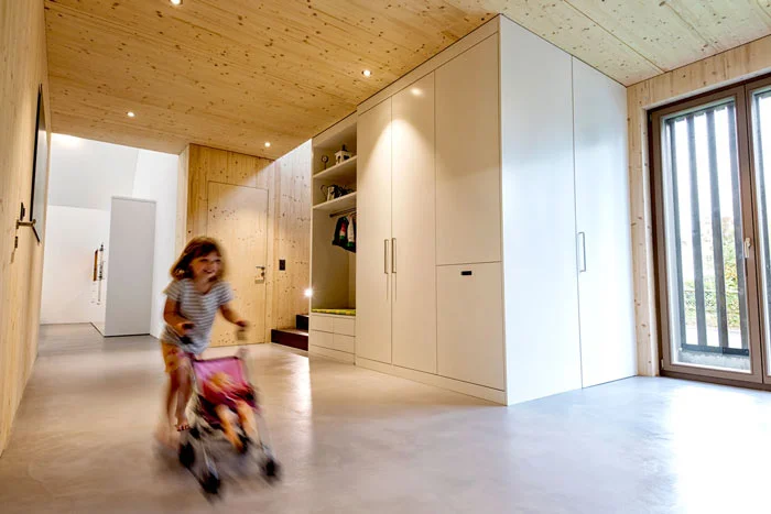 einfamilienhaus-neubau-umbau-kesswil-holz-eingang-innen-th.jpg