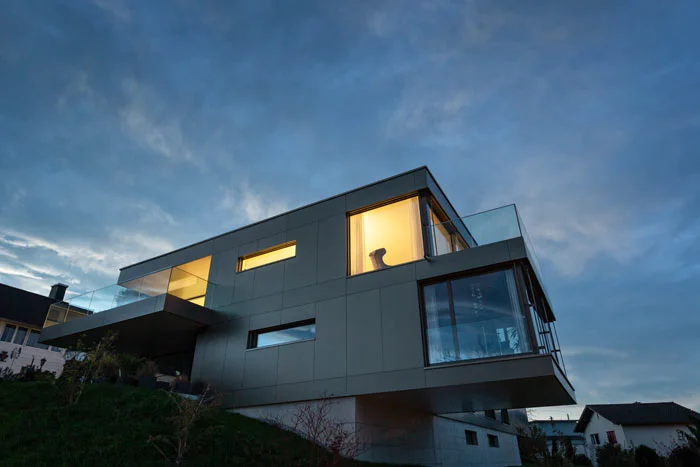 Neubau-Mehrfamilienhaus-Tuebach_Neubrunnstrasse-nacht-licht-th.jpg