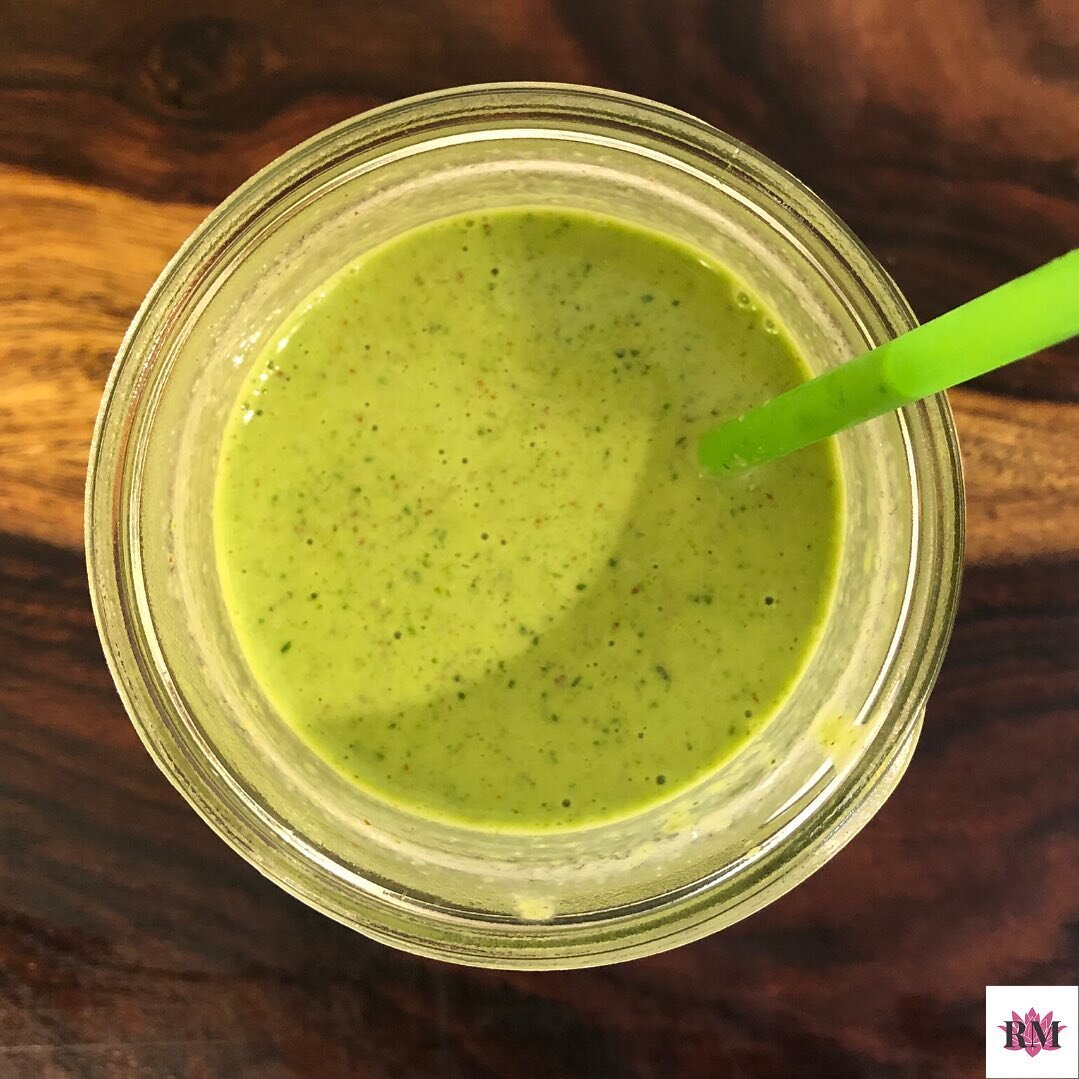 Loooove this smoothie -- was missing it! 😋 
Here&rsquo;s how to make @WholeFoods 's &ldquo;Paleo Green Smoothie&rdquo; right at home! (copycat recipe link in profile)  #QuarantineLife #stayhomechallenge#stayhealthy #greensmoothie#smoothierecipe #pla