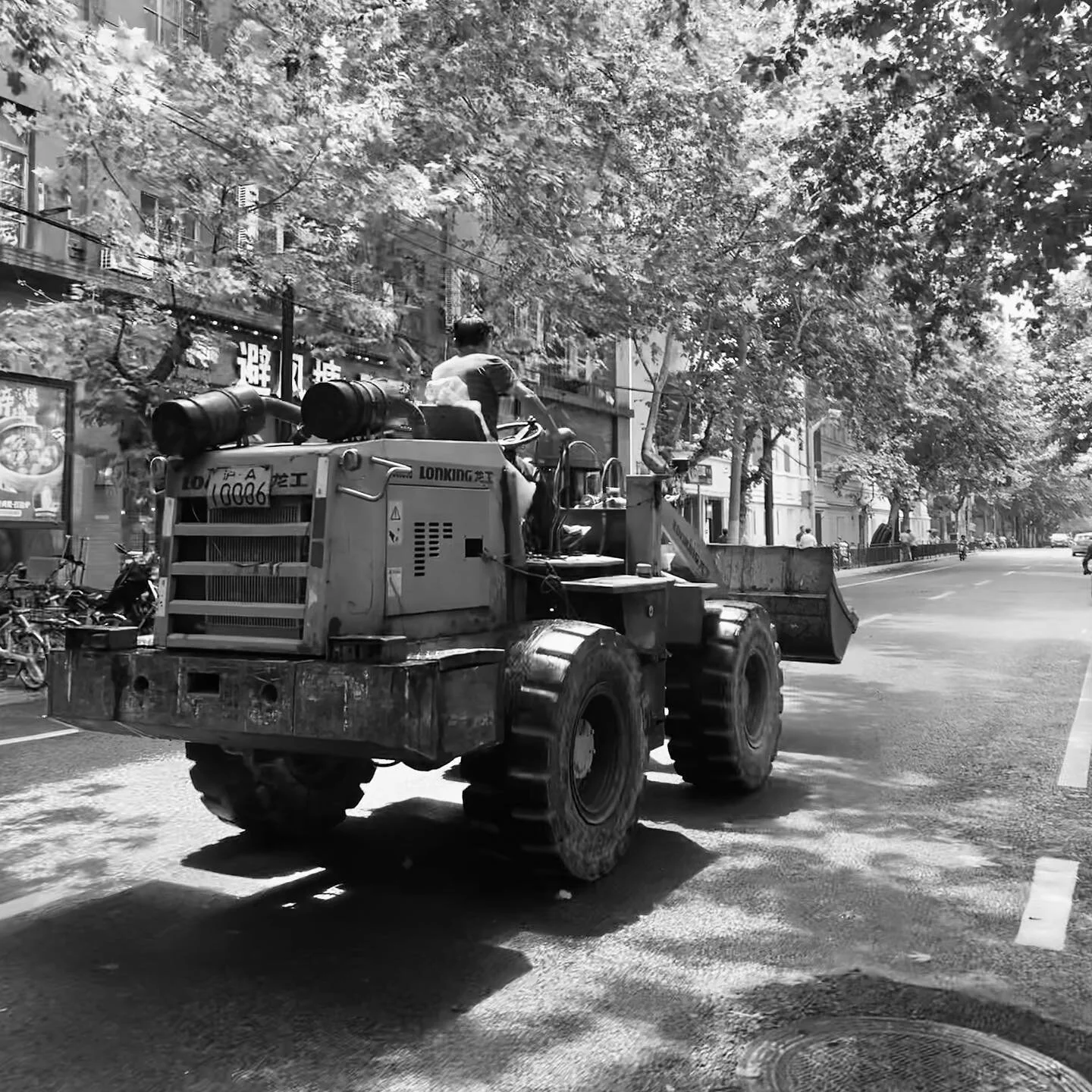 The convertible of the day ☀️ #4funview #shanghai #zaishanghai #bnw #bnwphotography #iphonephotography #shotoniphone