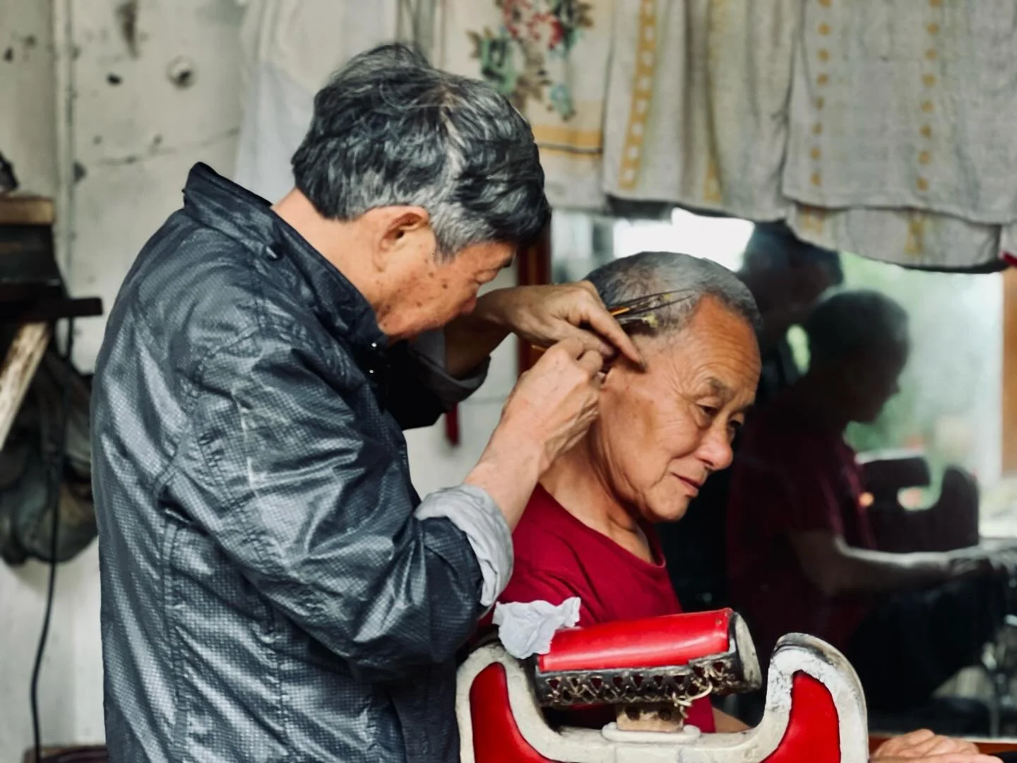 Ear itching? No worries :) #4funview #iphonephotography #shotoniphone #streetsnap