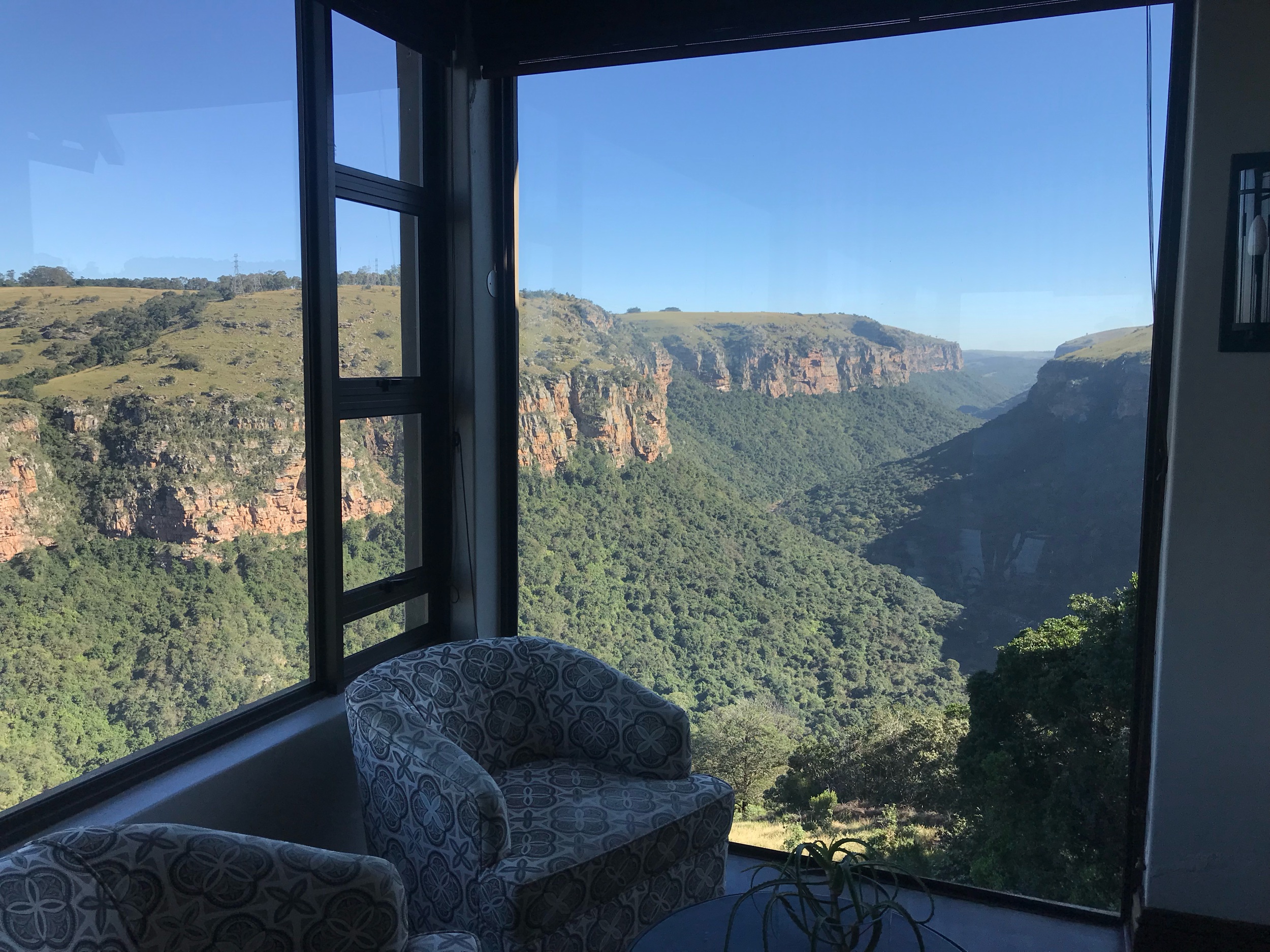 Tiefe Schlucht und weite Landschaft