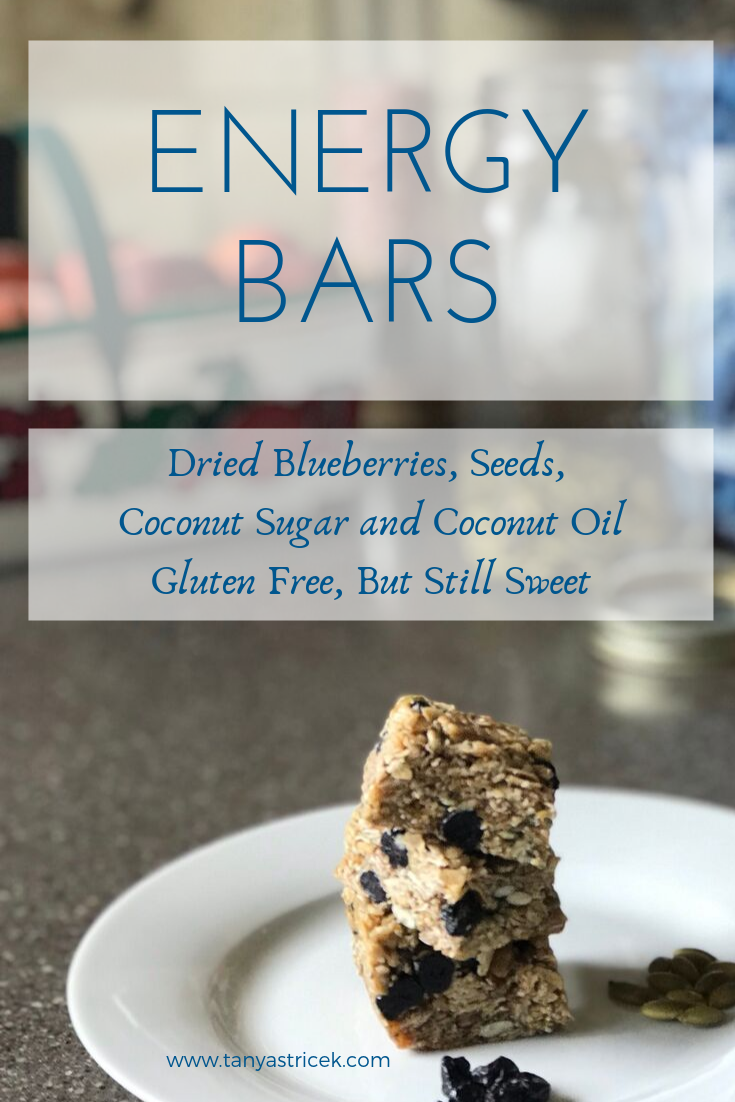 Breakfast Bars that are Gluten Free? Blueberry Energy Bars are a perfect make ahead breakfast! #oatmeal #glutenfree #plantbased #blueberry #quicksnacks