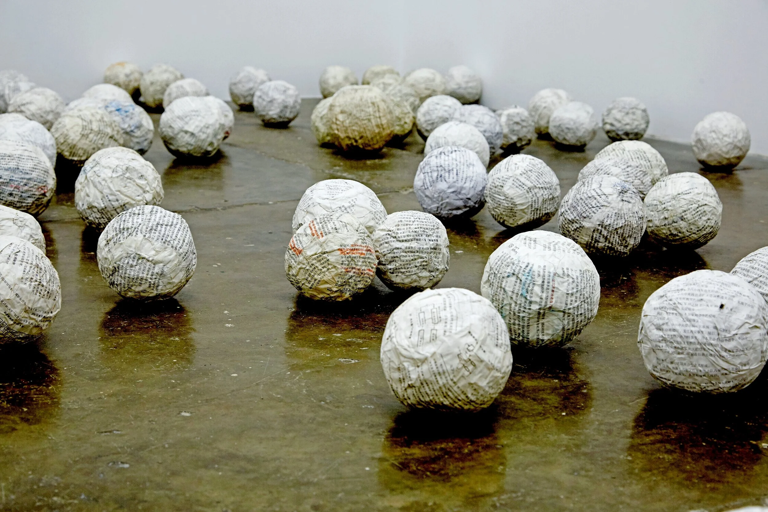 Song Xi, Knowledge ball , 2016, book paper, variable dimensions. Courtesy of the artist & DANSYZ gallery.