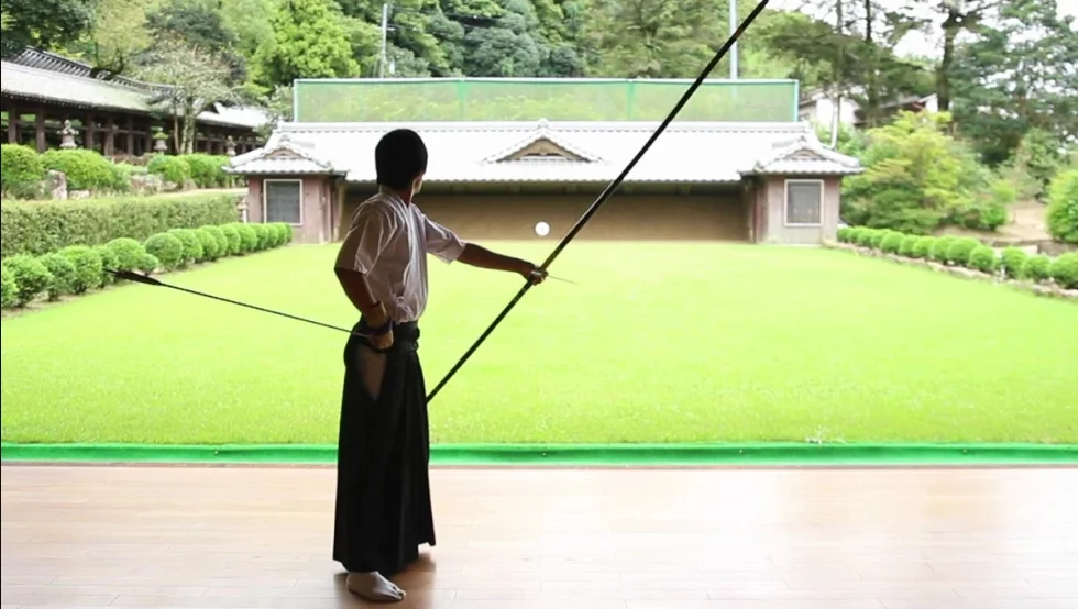 Shimabuku, Bow to Bow (9 min) (Courtesy: the artist + Air de Paris, Paris + Barbara Wien, Berlin + Amanda Wilkinson Gallery, London)