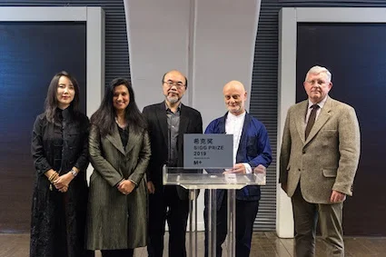 De gauche à droite, Liu Li Anna, présidente du CCAA; Suhanya Raffel, directrice exécutive de M +; Victor Lo Chung-Wing, président du conseil d’administration de M +; Uli Sigg, fondateur du CCAA et Duncan Pescod, directeur général de la West Kowloon Cultural District Authority. Courtoisie de la West Kowloon Cultural District Authority.