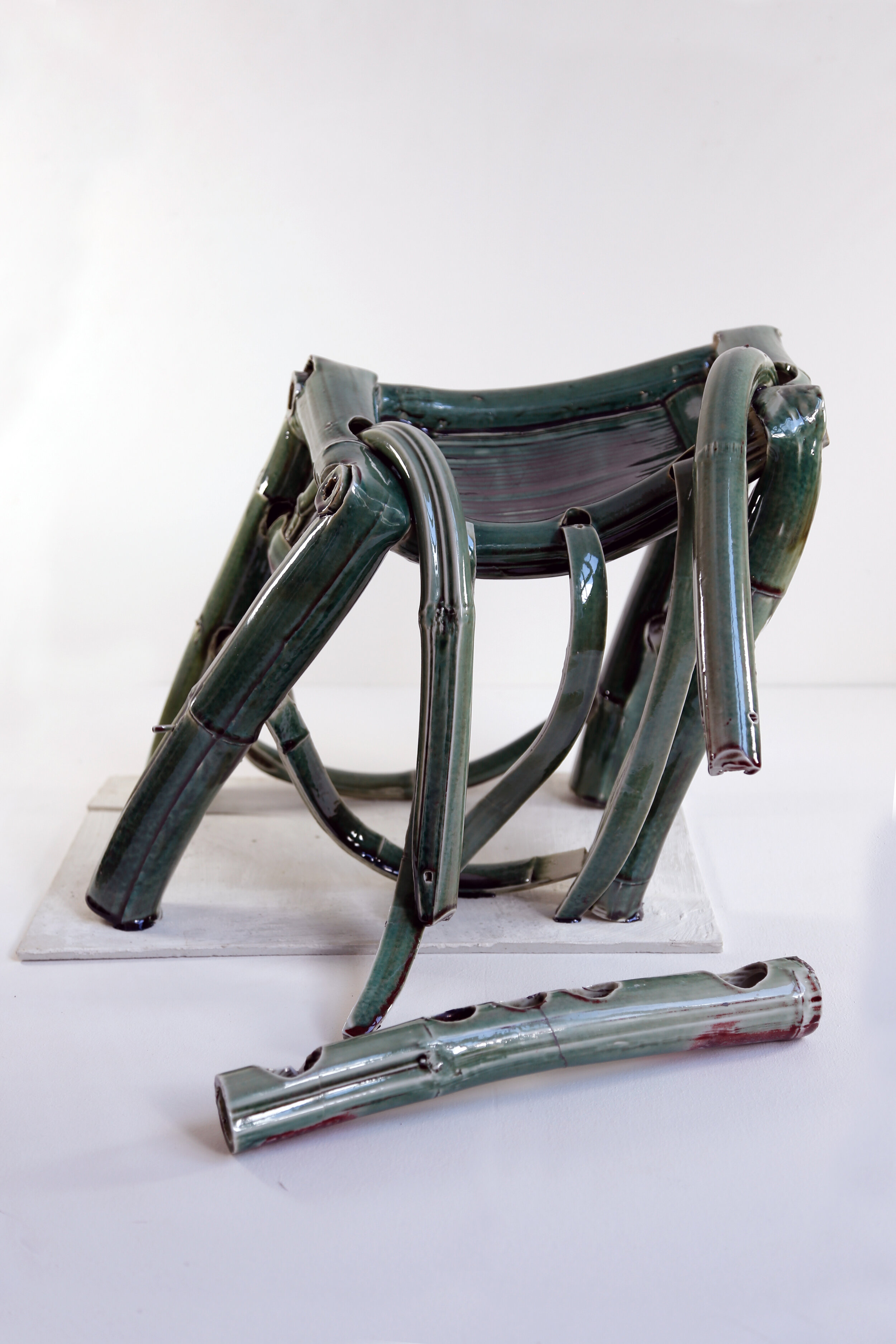 Zhuo Qi, Dance of chairs , 2018, Porcelaine (50 x 53 x 40 cm), Courtesy of the artiste and Galerie Les filles du calvaire.