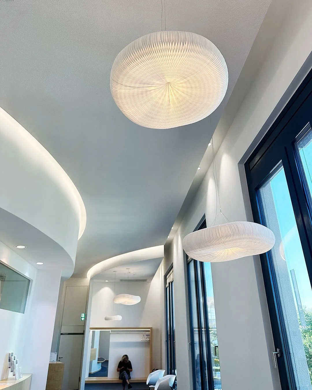 In der Radiologie M&uuml;nchen tauchen cloud softlights von @studio_molo die Empfangs- und Wartezone in ein angenehmes Ambiente. Die sorgf&auml;ltig abgestimmte Anordnung der clouds bietet wechselnde Ansichten aus den einzelnen Sitzbereichen der Prax