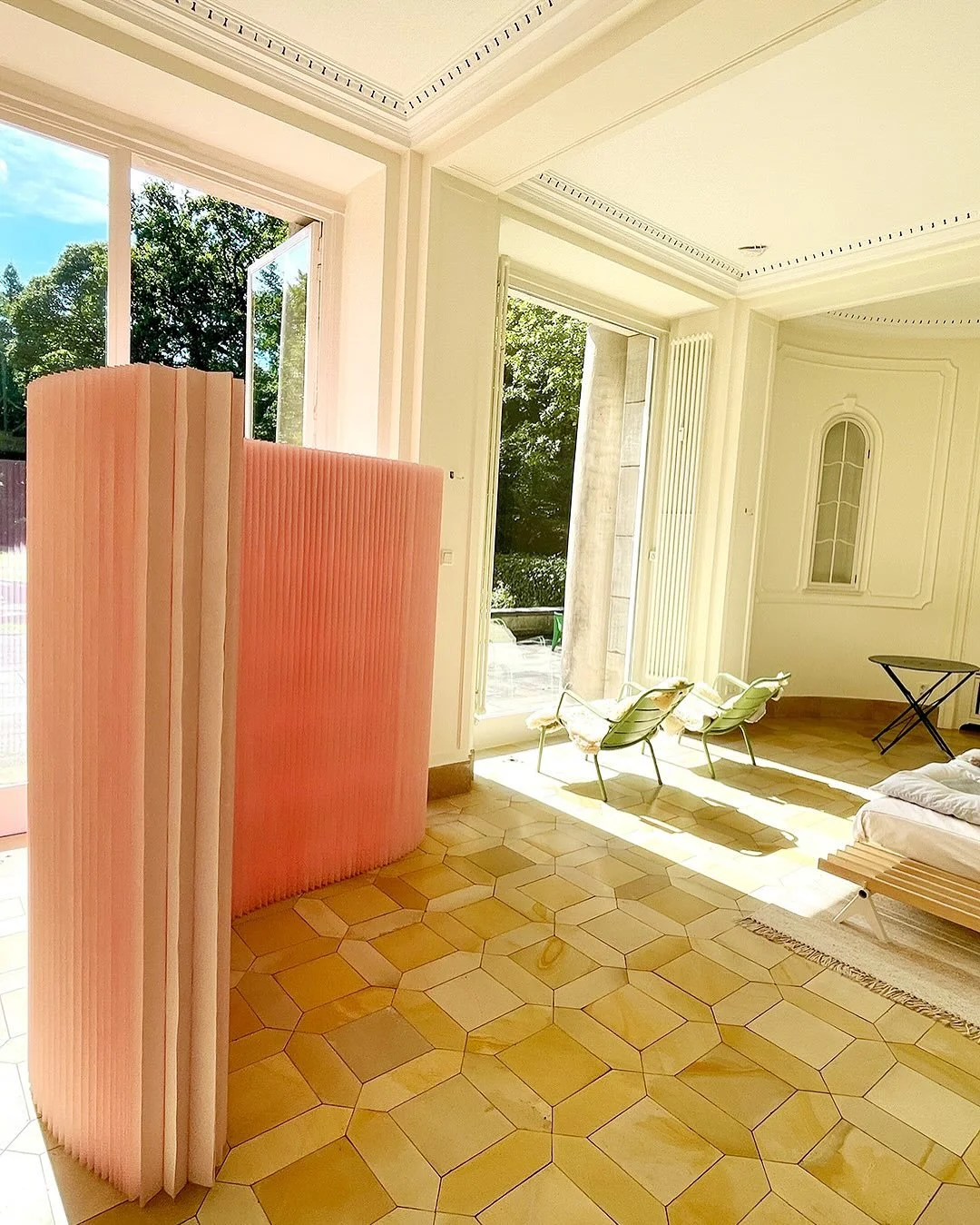 Im Schlafzimmer einer historischen Villa in Wuppertal Elberfeld spendet der modulare Raumteiler softwall von @studio_molo flexiblen Sichtschutz und f&uuml;gt sich mit seiner organischen Form und der dezenten Farbgebung in petal pink harmonisch in die