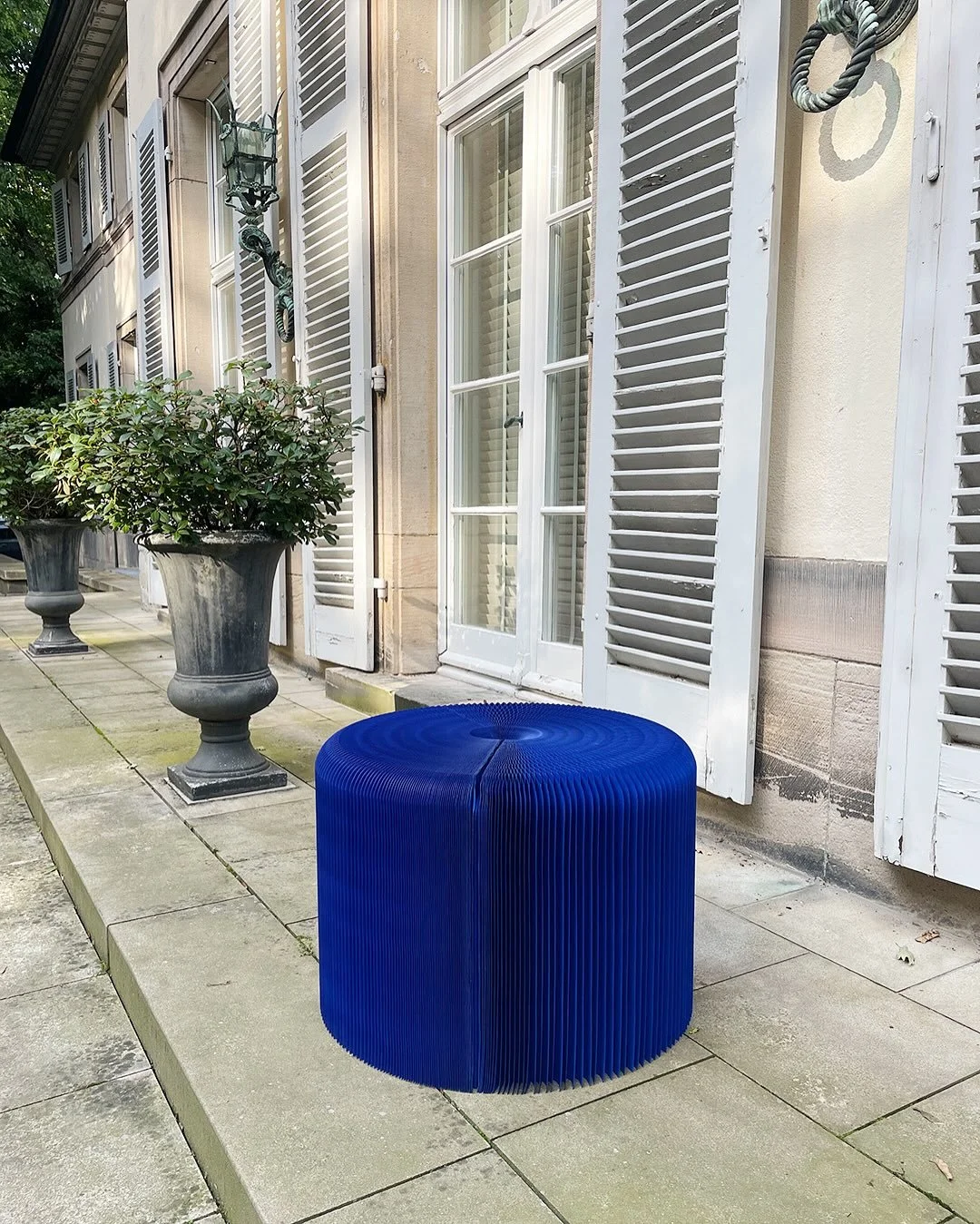Vor historischer Kulisse einer denkmalgesch&uuml;tzten Villa in Wuppertal Elberfeld pr&auml;sentiert sich unser indigoblauer softseat von @studio_molo als Solit&auml;rm&ouml;bel mit skulpturalen Qualit&auml;ten, als Beistelltisch, als Hocker, oder ei