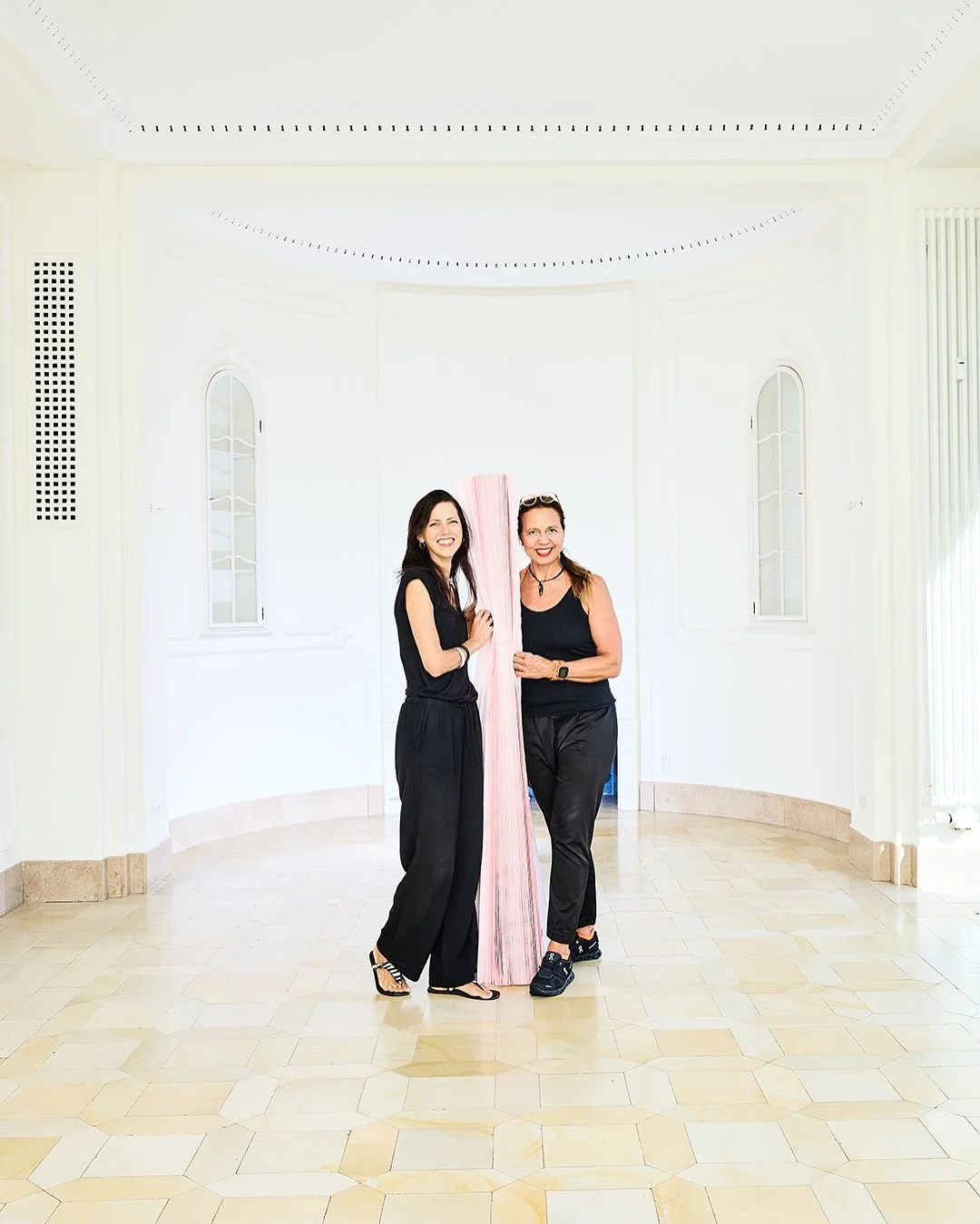 Bei einem Fotoshooting von Claudia Kempf kam der modulare Raumteiler softwall von @studio_molo in der Limited Edition Farbe &bdquo;petal pink&ldquo; als Backdrop zum Einsatz. Die softwall l&auml;sst sich im Handumdrehen aufbauen,  l&auml;dt hierbei, 