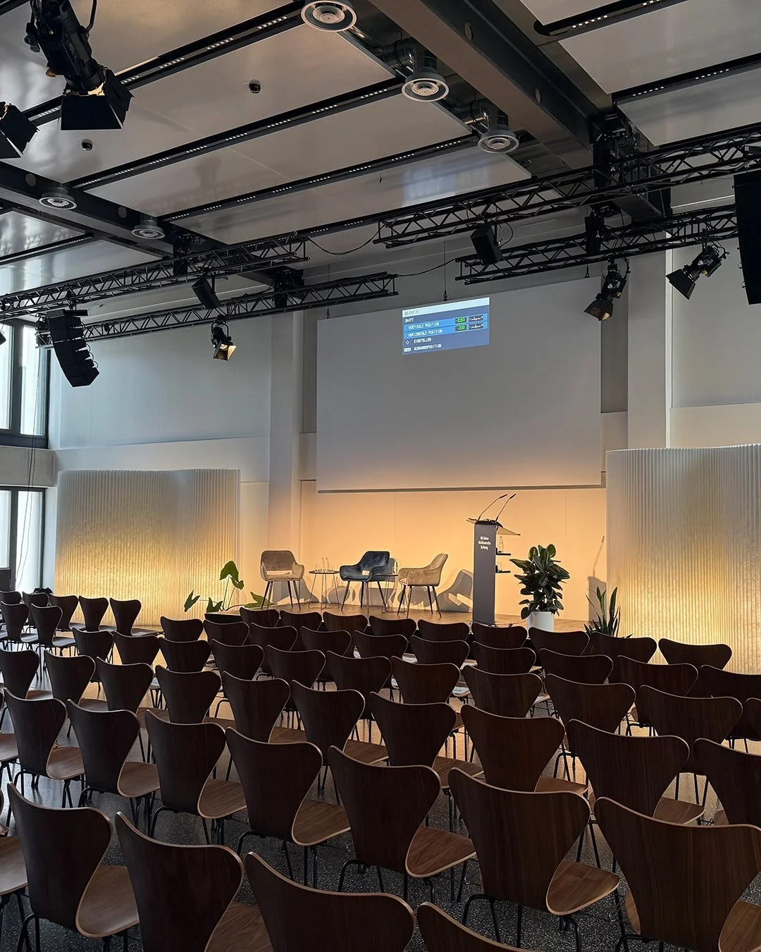 Anl&auml;sslich des 80-j&auml;hrigen Jubil&auml;ums der S&uuml;ddeutschen Zeitung, bei dem auch der Bundespr&auml;sident als Laudator anwesend war, bildeten zwei Raumteiler softwall von @molo_studio das &bdquo;Rahmenprogramm&ldquo; neben dem Rednerpo