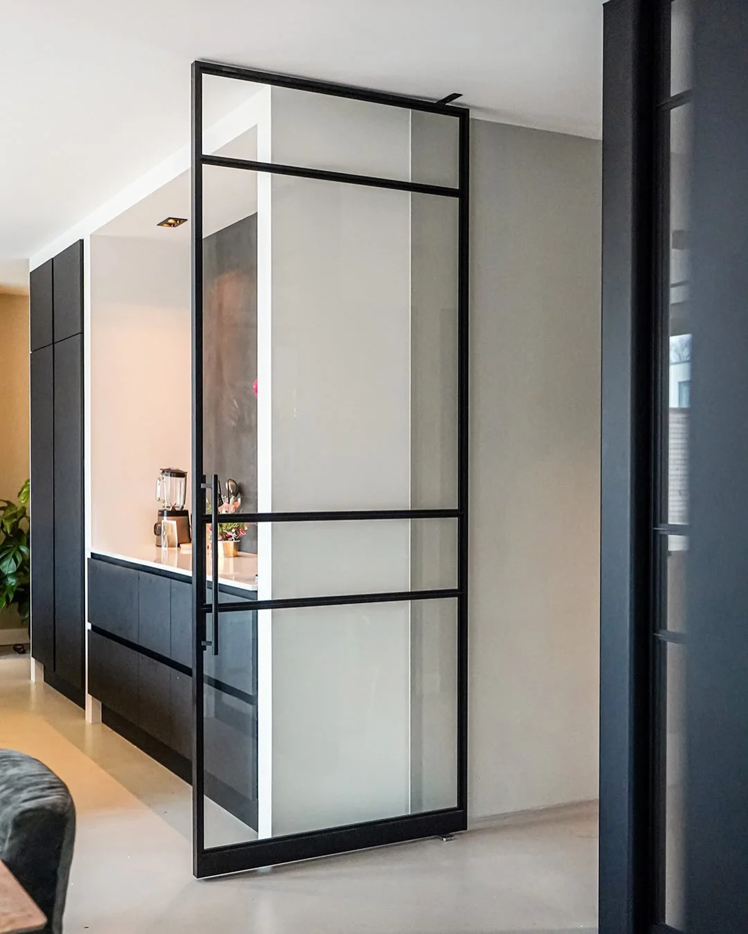 Neu bei uns: Emezzi Loftt&uuml;ren im Industrial Look.

Wohn- und Arbeitsbereiche abtrennen, ohne das gro&szlig;z&uuml;gige Raumgef&uuml;hl zu verlieren? Unsere Emezzi Loftt&uuml;ren sind die perfekte L&ouml;sung! Dank der gro&szlig;en Glaselemente b