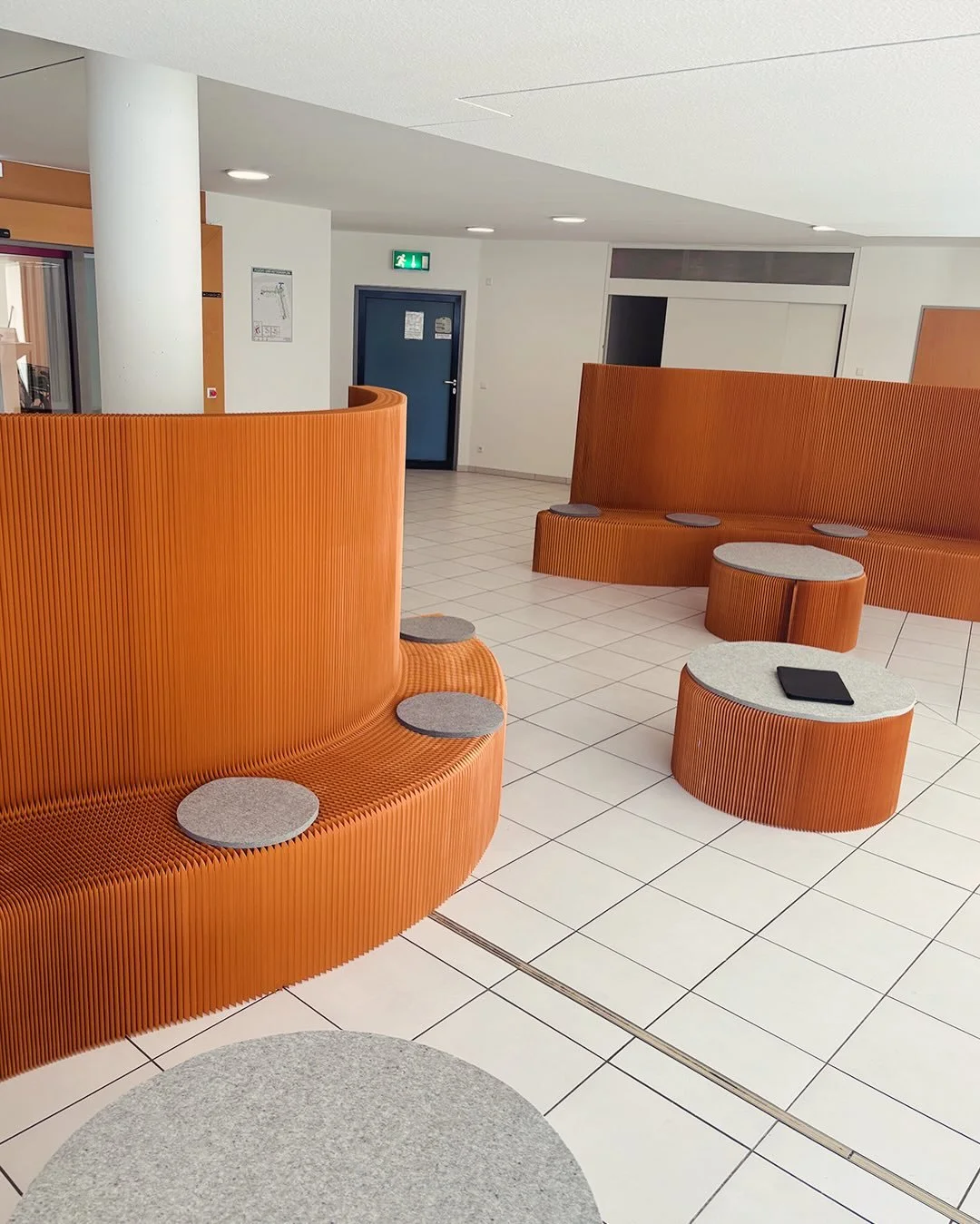 Ein ehemaliges Seniorenheim wurde von @kuhn_adis_architekten zu einem Wohnheim f&uuml;r Auszubildende und Studierende umgebaut. In dem Gemeinschaftsbereich im Erdgeschoss zonieren unsere molo benchwalls und molo softseats von @studio_molo die gro&szl