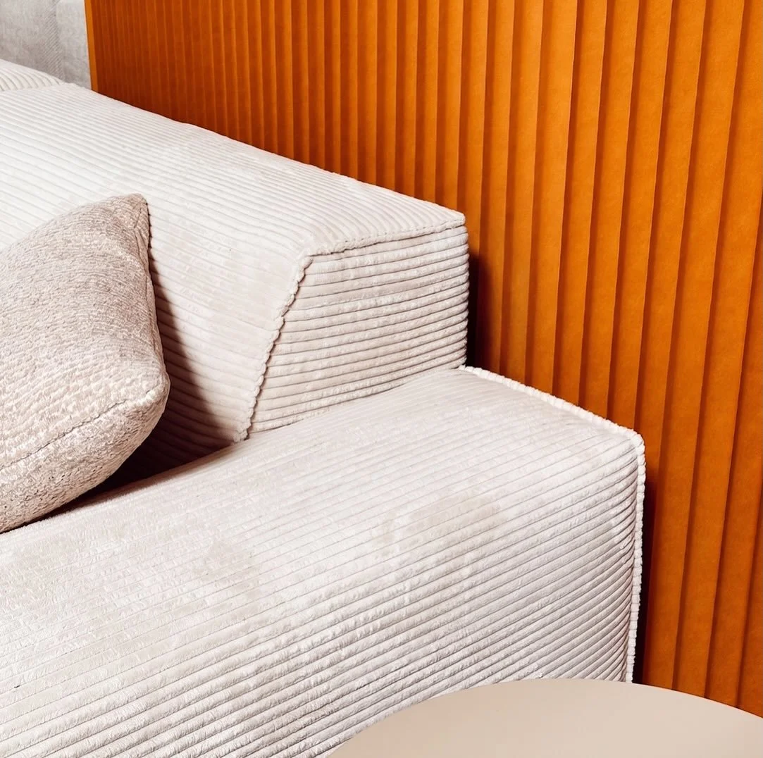 Im Showroom der 3C-Gruppe werden unsere flexiblen Raumteiler softwall von @studio_molo als Backdrop zur Pr&auml;sentation der Polsterm&ouml;bel-Kollektionen verwendet. Das cognacfarbene Papiermaterial und die vertikalen Lamellen der softwalls harmoni