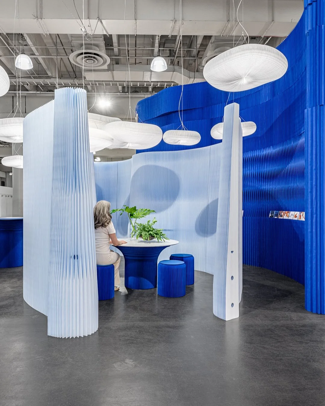 Die ICFF 2026 in New York markierte den Auftakt zu einer Reihe spannender Neuerungen f&uuml;r @studio_molo. Das Studio ist eine Kooperation mit @gmundpaper eingegangen, um neue Papiere f&uuml;r die molo soft collection zu entwickeln &ndash; eine Zusa