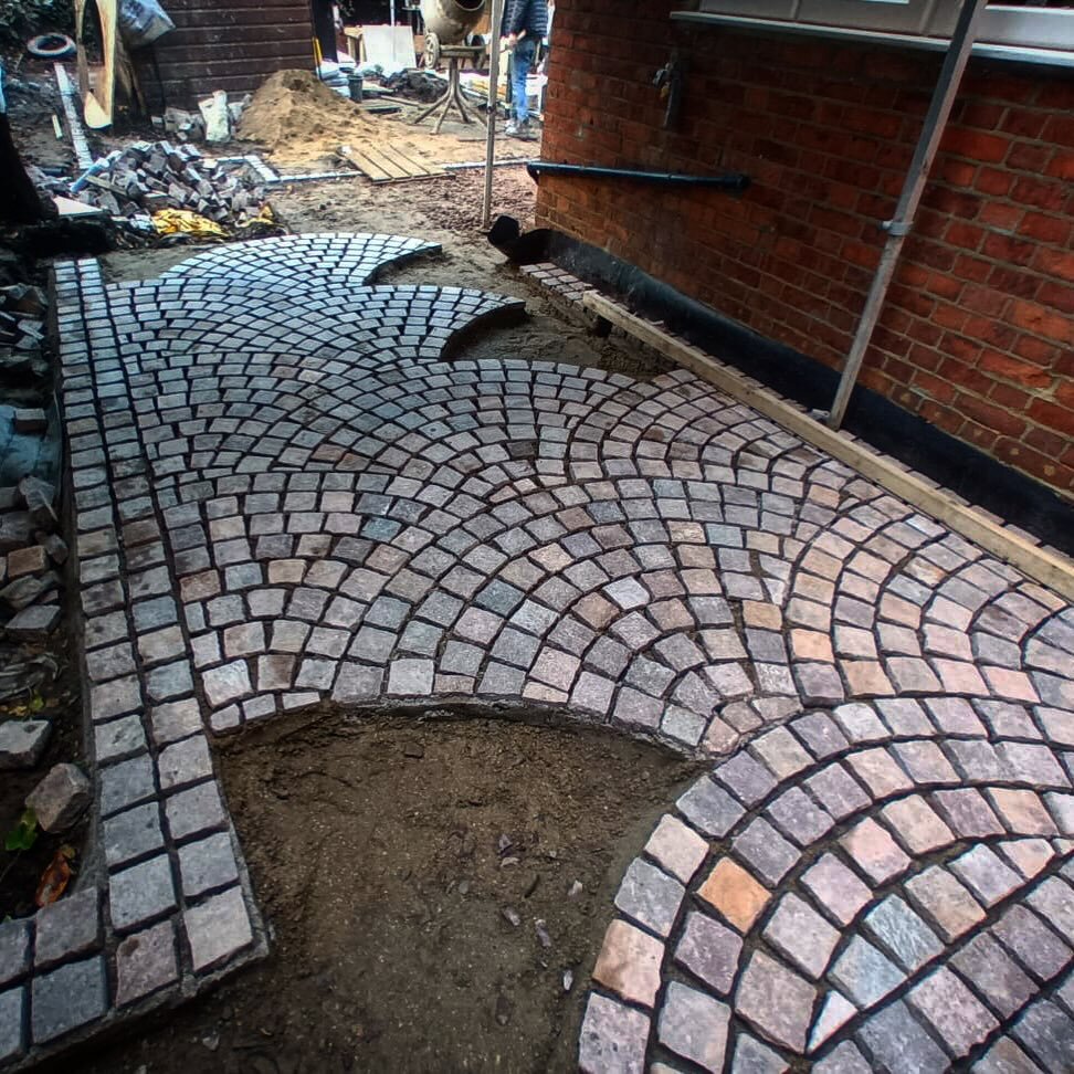 Great progress by the guys on our Ealing project and especially pleased with how the fan pattern is working out with these lovely Porphyry setts - going to look fantastic when finished. Really patient work by Joel to get this just right #gardendesign