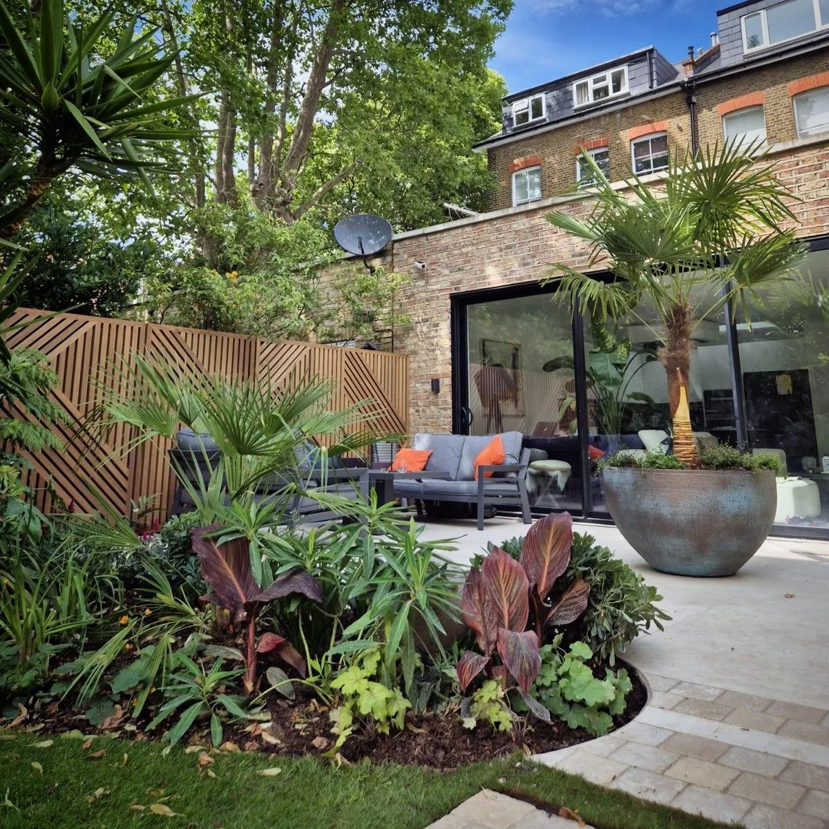 We were delighted to get the opportunity to build this lovely garden in Hampstead which was designed by the talented @georgialindsaygardendesign. Really happy with how the this has turned out, especially the bespoke timber screens and the curved pavi