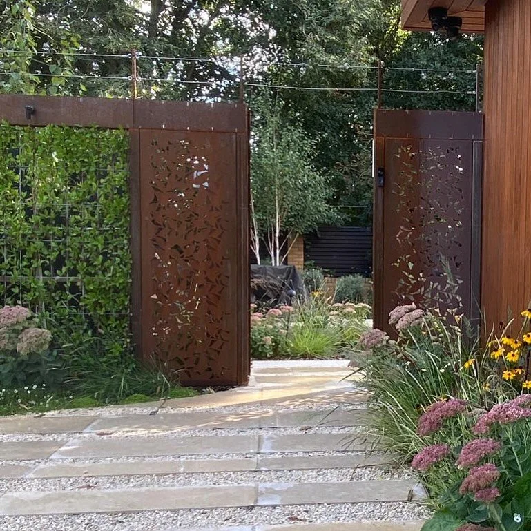 This beautiful feature gate with integrated jasmine panels provides the perfect separation between the front and back gardens in our Sheen project. Designed by us and built by @starkandgreensmith the screens have now weathered nicely and really compl