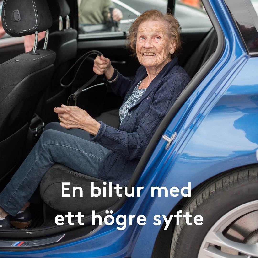 Har du k&ouml;rkort och tillg&aring;ng till bil?🚗 D&aring; kan du g&ouml;ra en mycket betydelsefull g&auml;rning!

Du skjutsar &auml;ldre till en fikav&auml;rd, deltar p&aring; en trevlig tr&auml;ff tillsammans med &ouml;vriga &auml;ldre och volont&