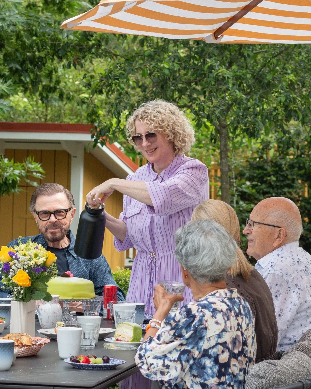 Vill du vara med och g&ouml;ra skillnad i ensamma &auml;ldres liv?
Social isolering kan brytas genom n&aring;got s&aring; enkelt som att bjuda p&aring; fika - n&aring;got som Bj&ouml;rn Ulvaeus och Christina Sas gjorde i somras 🌞
Det var en mycket t