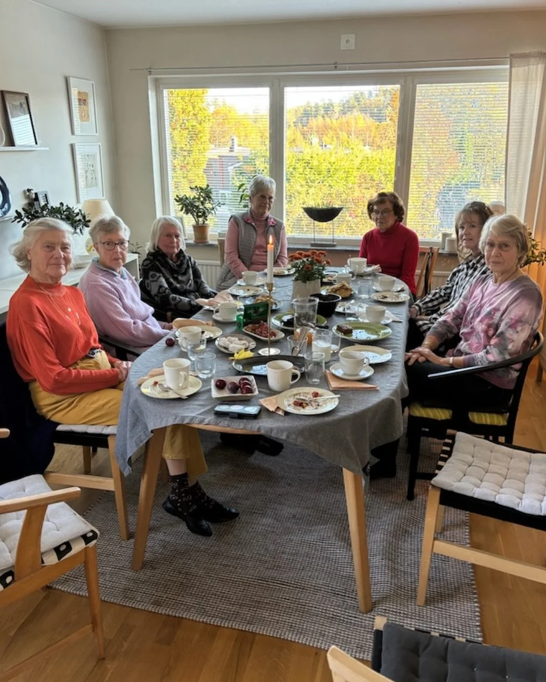 Oktober markerar en milstolpe, vi &auml;r nu 150 aktiva fikagrupper som tr&auml;ffas varje m&aring;nad!
Tack alla fantastiska volont&auml;rer som g&ouml;r fikatr&auml;ffarna m&ouml;jliga! 👏
Vill du vara med och ge fler &auml;ldre m&ouml;jlighet att 