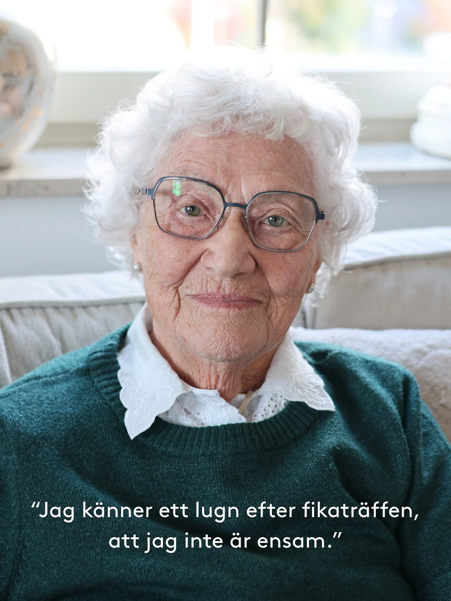 Genom &Auml;ldrekontakt f&aring;r &auml;ldre hj&auml;lp att regelbundet tr&auml;ffa j&auml;mn&aring;riga i samma situation samt umg&aring;s &ouml;ver generationsgr&auml;nserna en s&ouml;ndag i m&aring;naden s&aring; l&auml;nge de vill och kan vara me