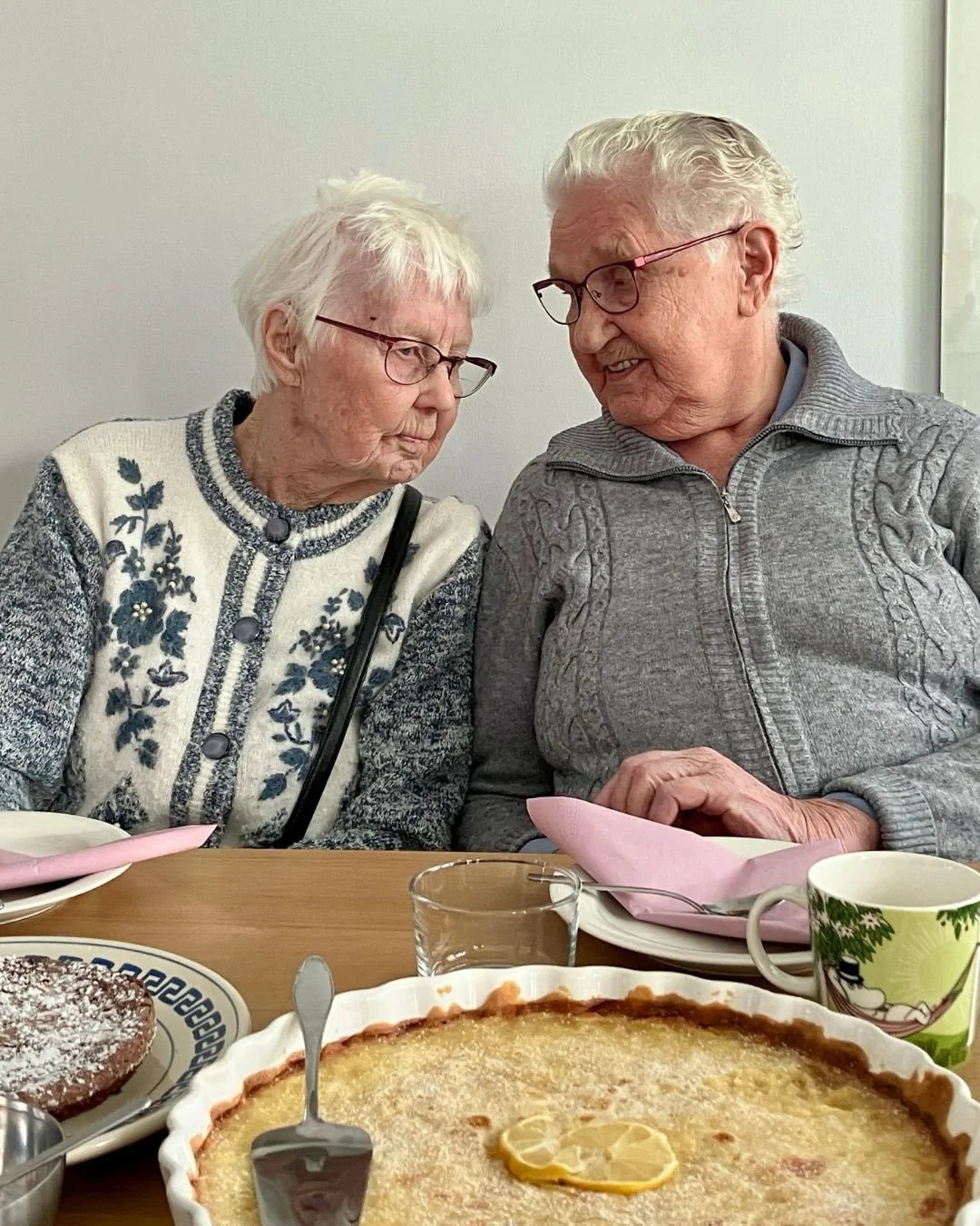 &Aring;rets andra fikatr&auml;ff ☕🌸 H&auml;r delar vi n&aring;gra glimtar fr&aring;n februari m&aring;nad, d&aring; v&aring;ra 157 fikagrupper runt om i landet tr&auml;ffades. Det blev en trevlig s&ouml;ndag som alltid, med skratt, fina samtal och g