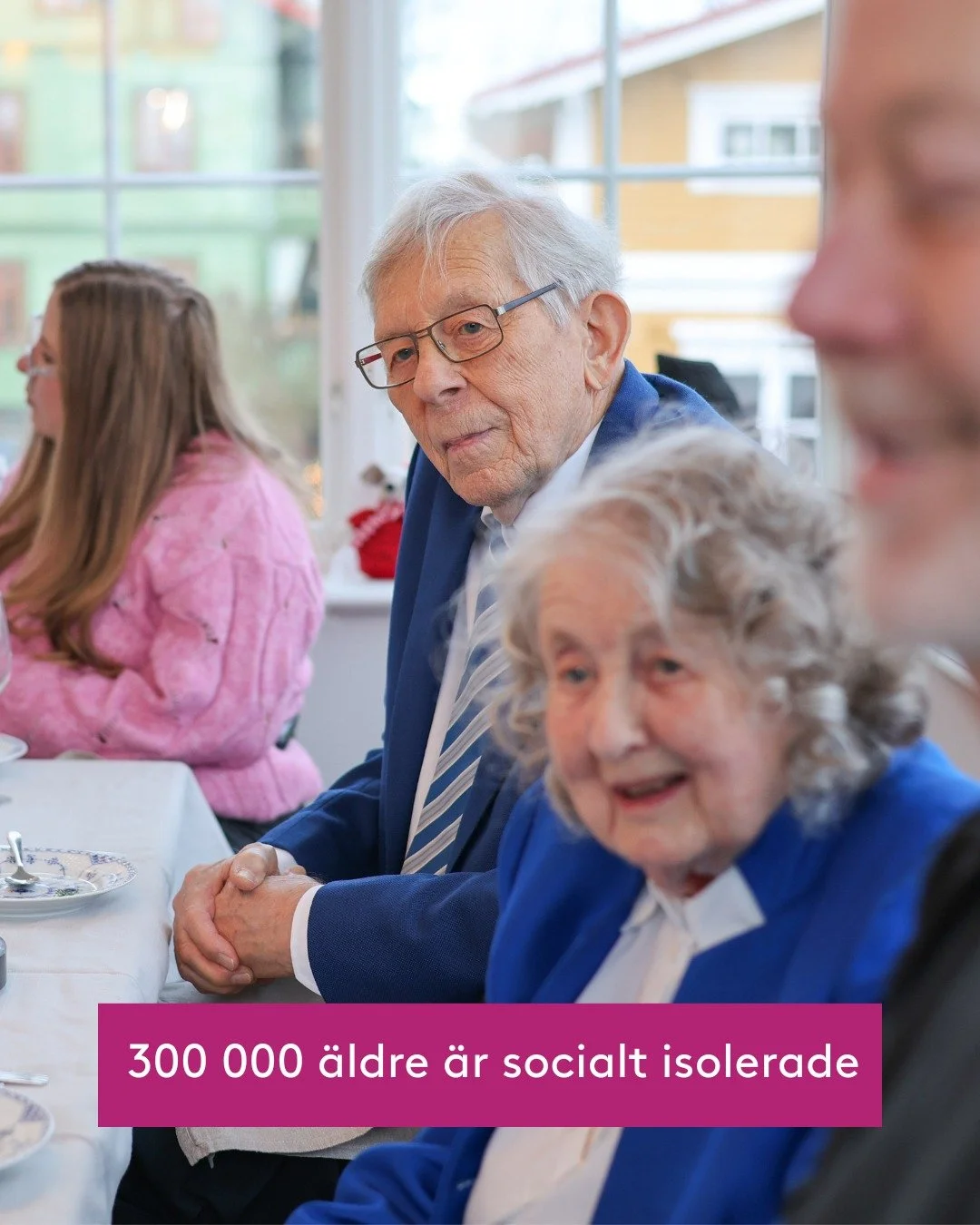 Ungef&auml;r 300 000 personer ber&auml;knas vara socialt isolerade i Sverige. Ensammast &auml;r de &auml;ldre. Minst var tionde &ouml;ver 75 &aring;r tr&auml;ffar inte anh&ouml;riga, v&auml;nner eller bekanta mer &auml;n ett par g&aring;nger i m&arin