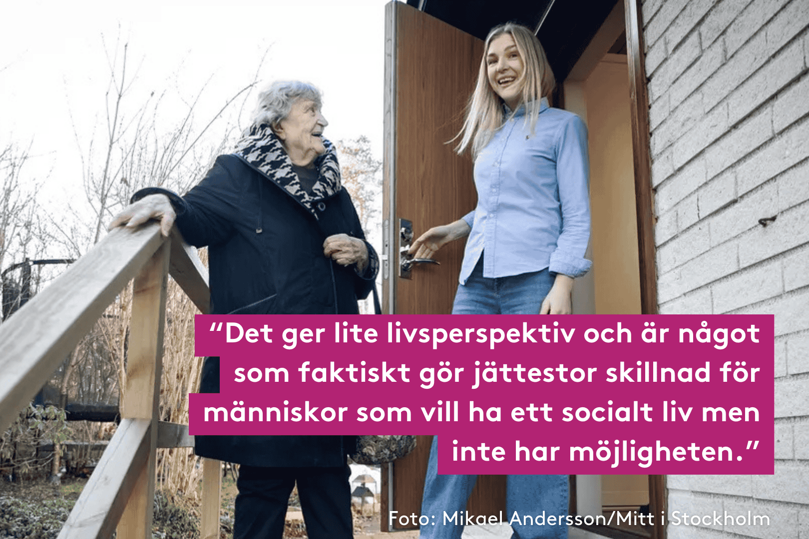 En äldre dam tillsammans med en yngre kvinna som står på en trappa utanför ett grått tegelhus med brun dörr. En rosa färgruta tillsammans med en vit text som handlar om perspektiv och sociala möjligheter