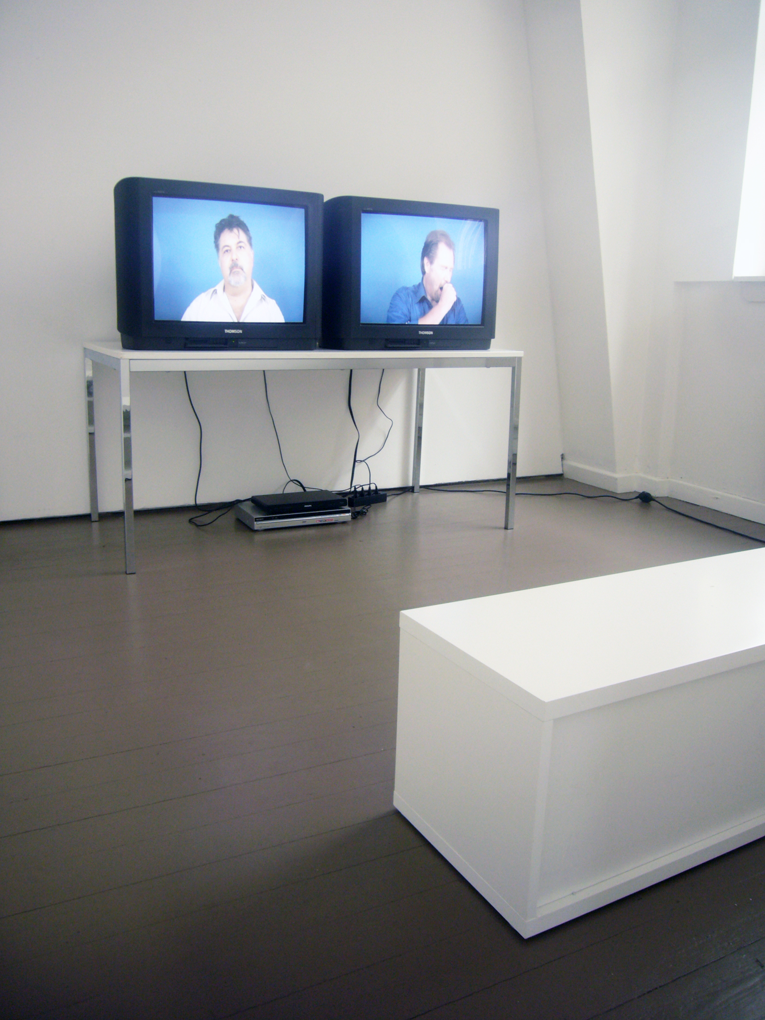  Julien Bismuth: “Titled (Untitled)”, 2009, Exhibition views Galerie Parisa Kind, Frankfurt am Main 