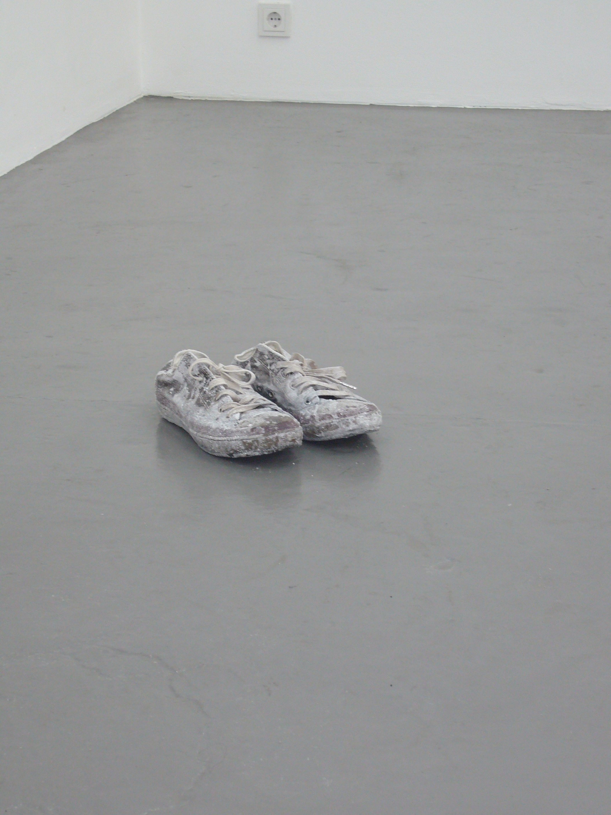  Julien Bismuth: “Monologues for Minerals, 1.1 (Salt Flat/Radio Stück)”, 2007, Exhibition views Galerie Parisa Kind, Frankfurt am Main 