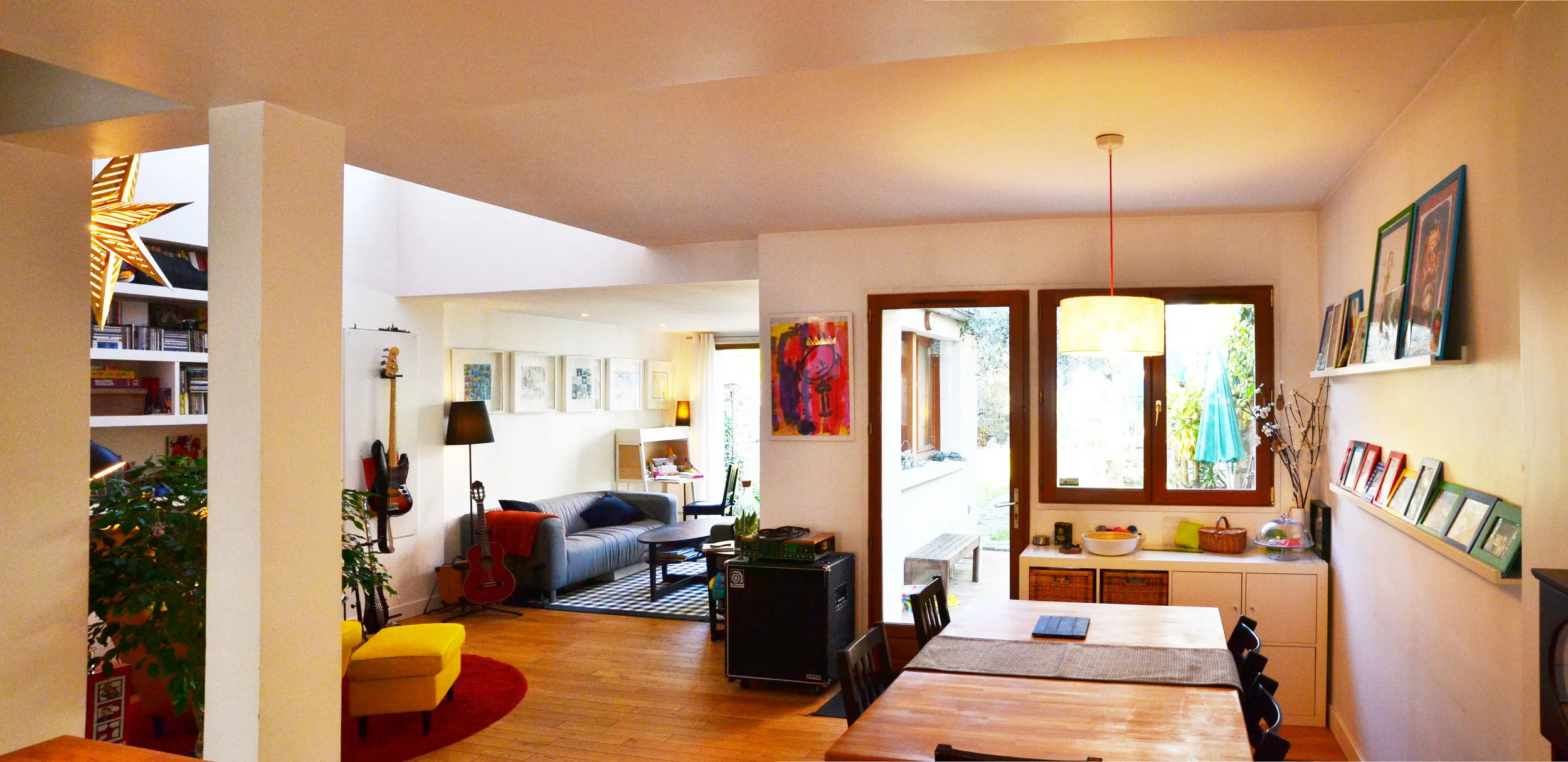   Vue sur salon et salle à manger depuis la cuisine  