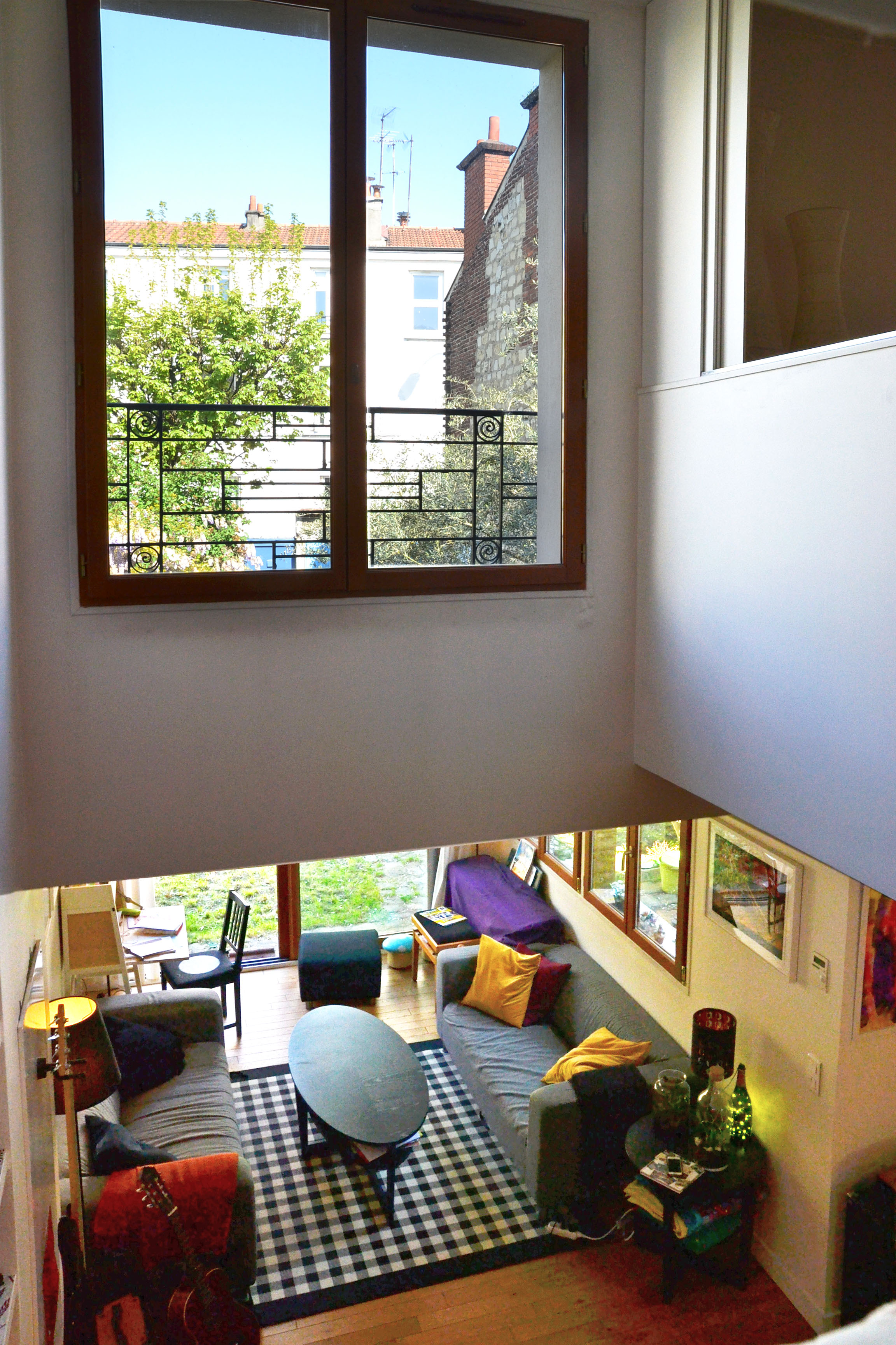   Vue sur salon depuis escalier  