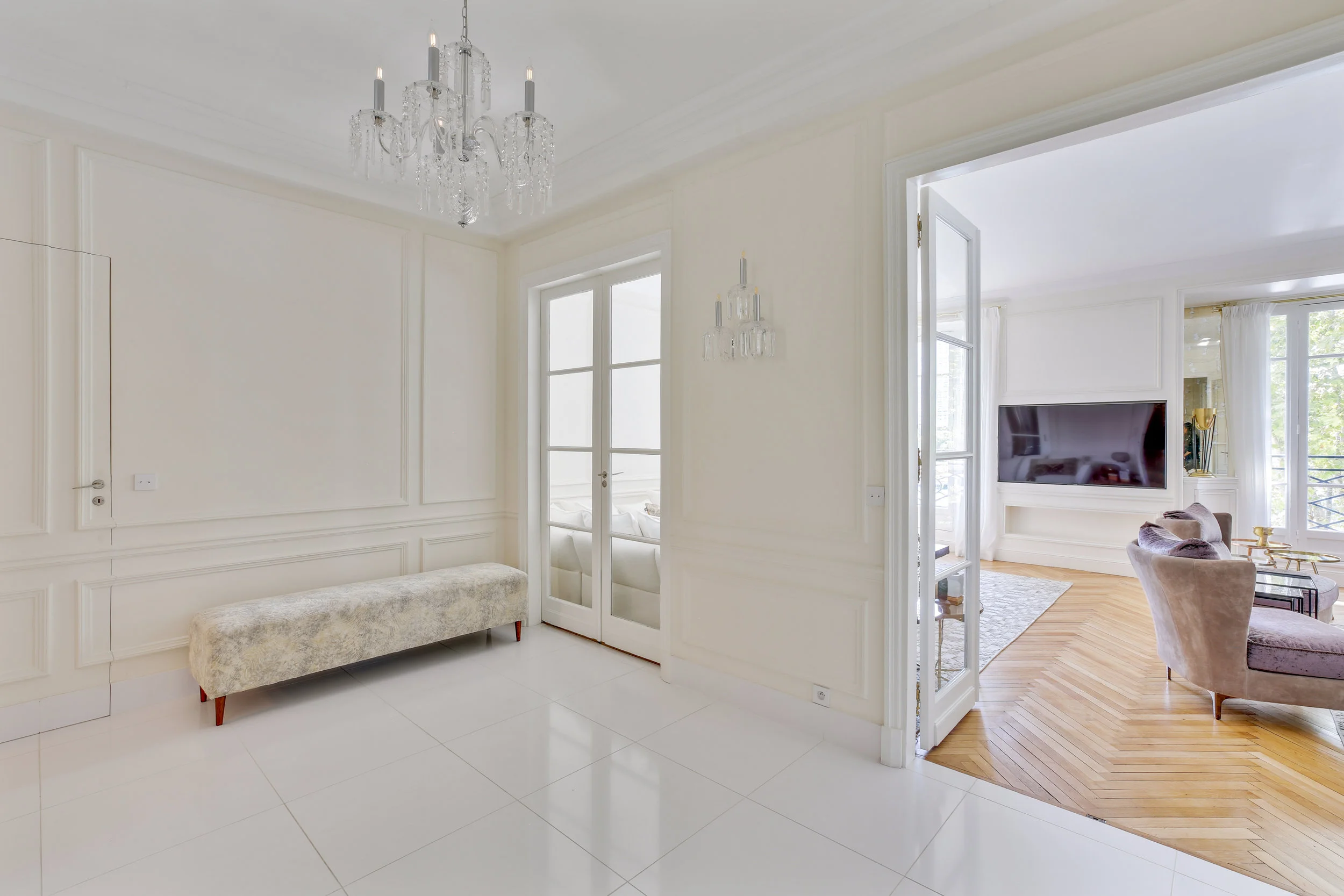   Vue depuis l’entrée vers le salon  