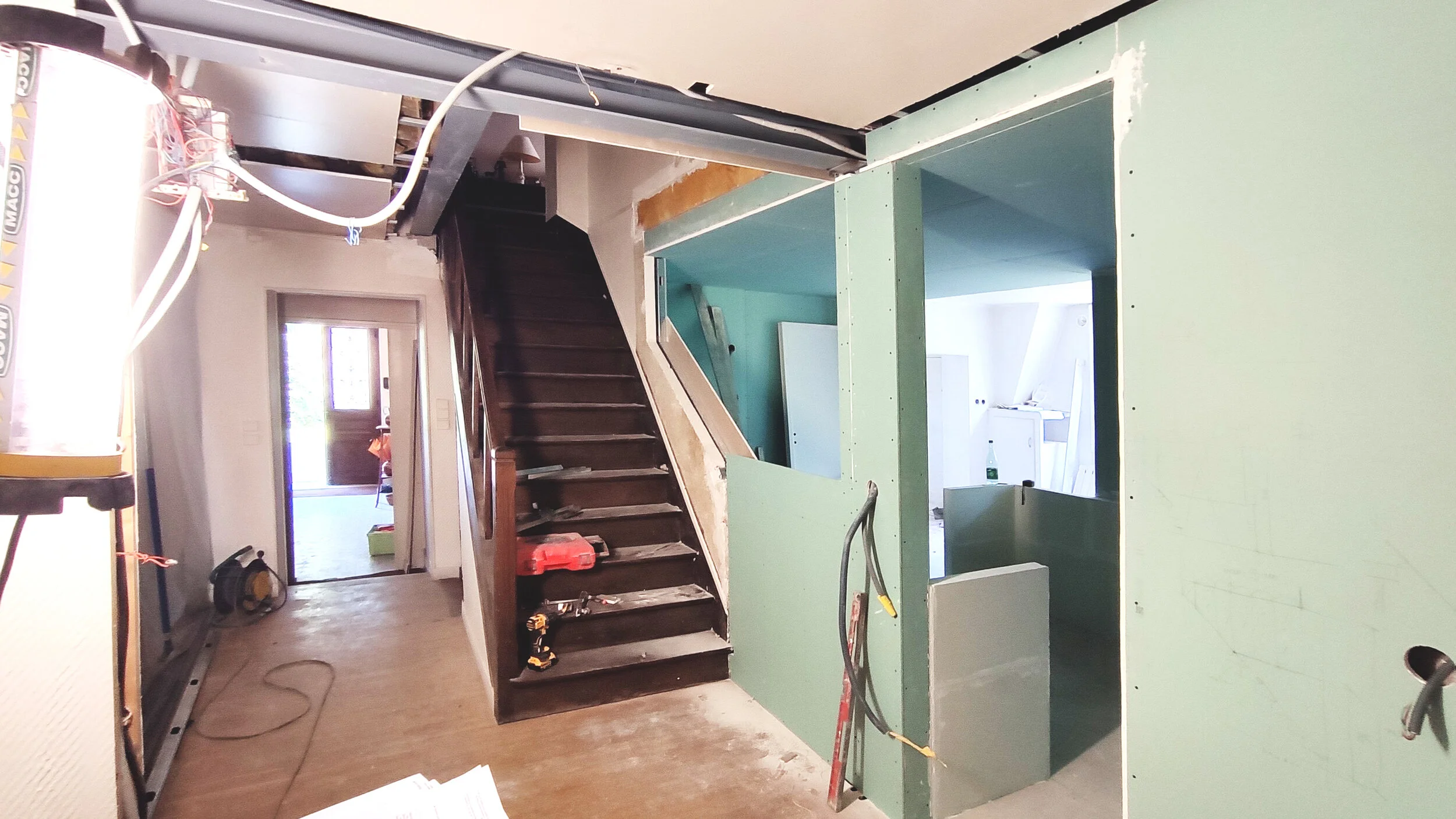   Photo de chantier : vue sur escalier et future cuisine  