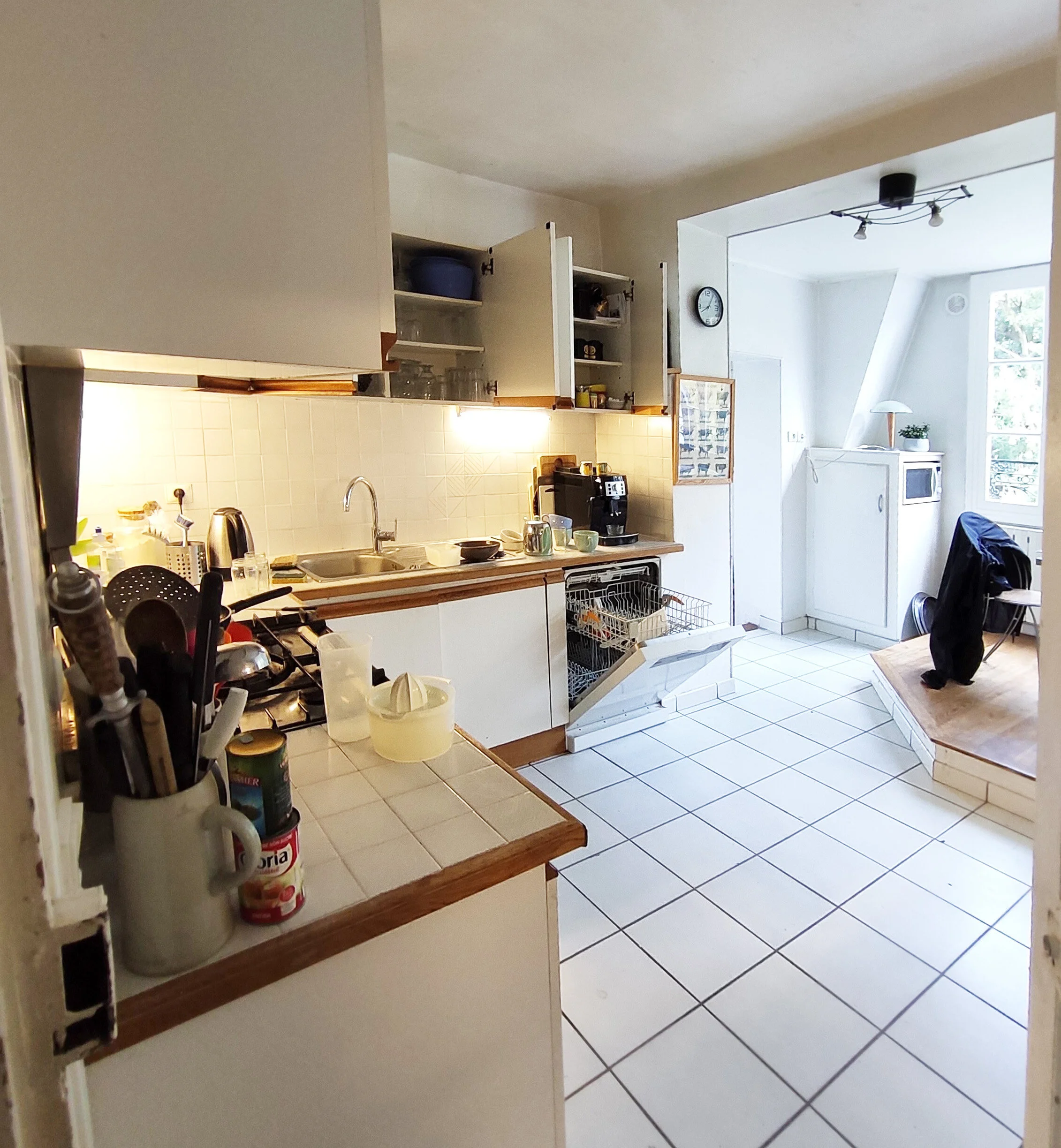   Vue avant travaux depuis l’entrée de la cuisine  