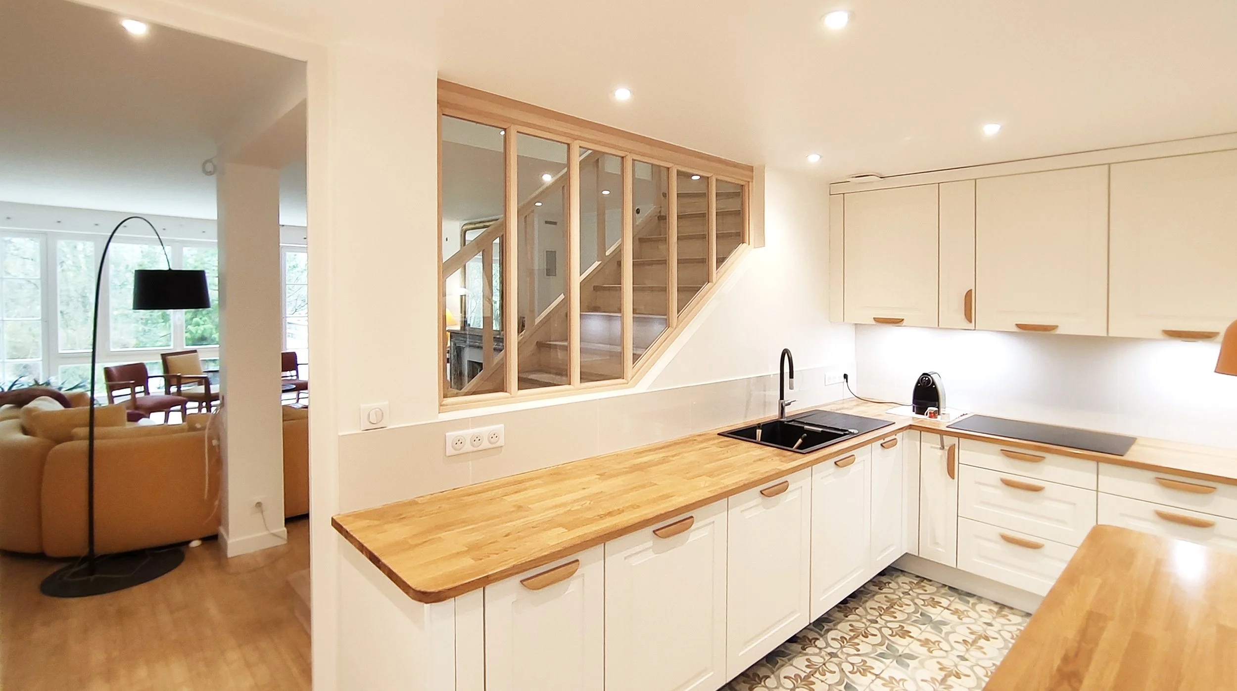   Vue de la cuisine vers le séjour  et l’escalier- Livraison de chantier  