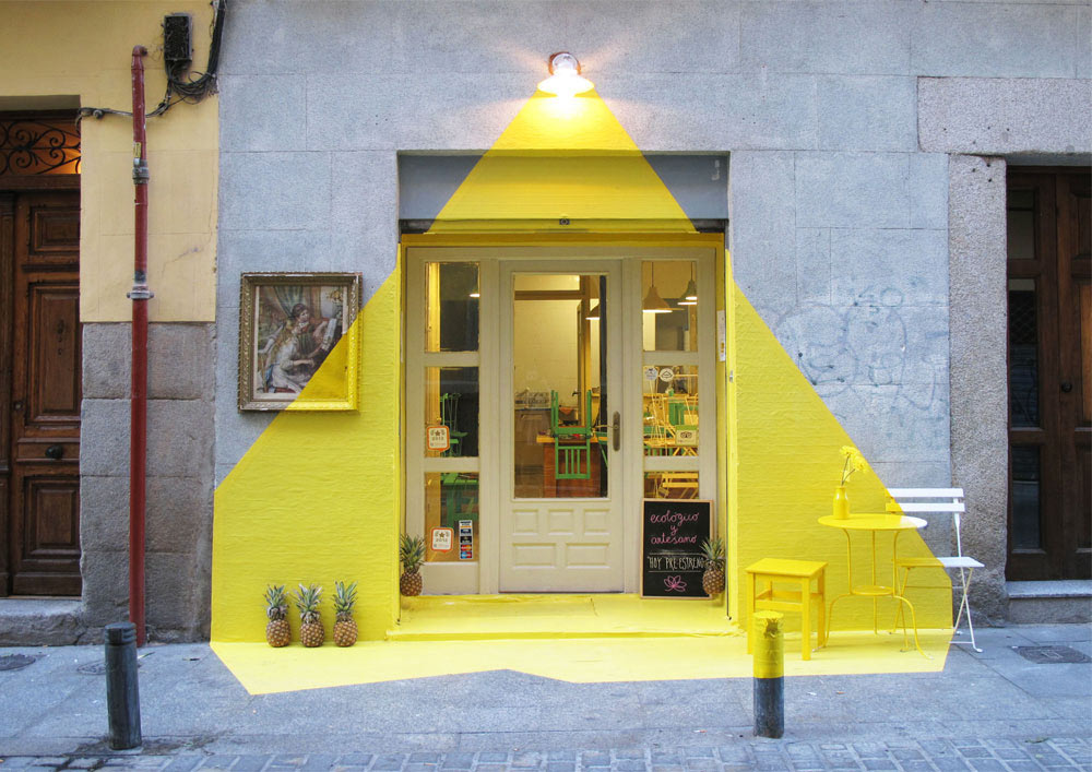 Neste caso a pintura remeteu o desenho da iluminação e o uso de uma cor forte destacou ainda mais o local. Fonte: https://design-milk.com/restaurant-facade-projected-beam-light/?utm_source=feedburner&utm_campaign=Feed%3A+design-milk+%28Design+Milk%29
