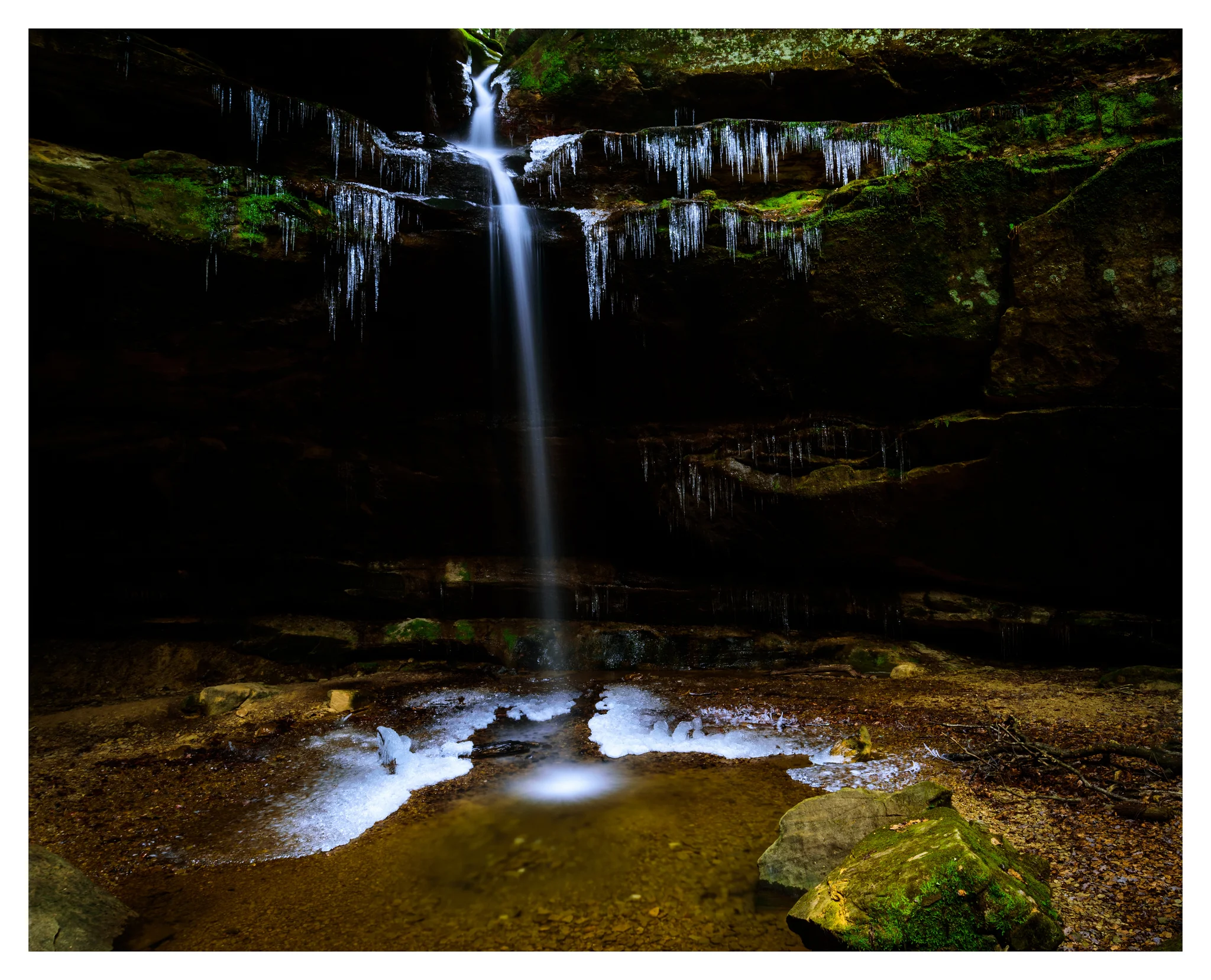 Small Waterfall on the trail from Whispering Cabe to Cedar Falls - Nikon D750