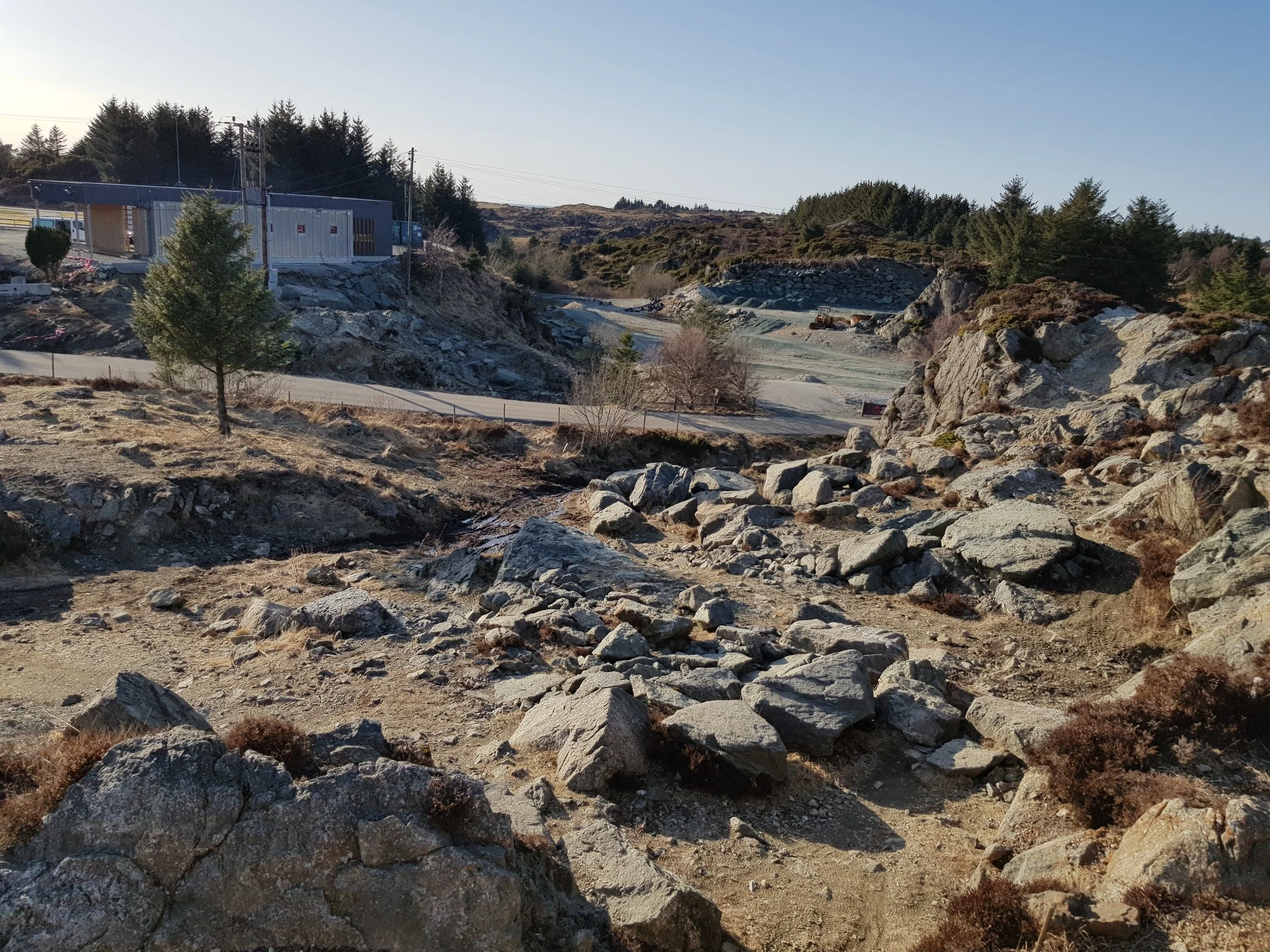 Flombelyst område like utenfor klubbhuset.