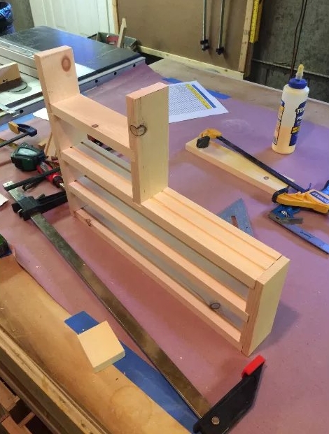 Inserted 2 grooves along the shelfs to keep the trains in place
