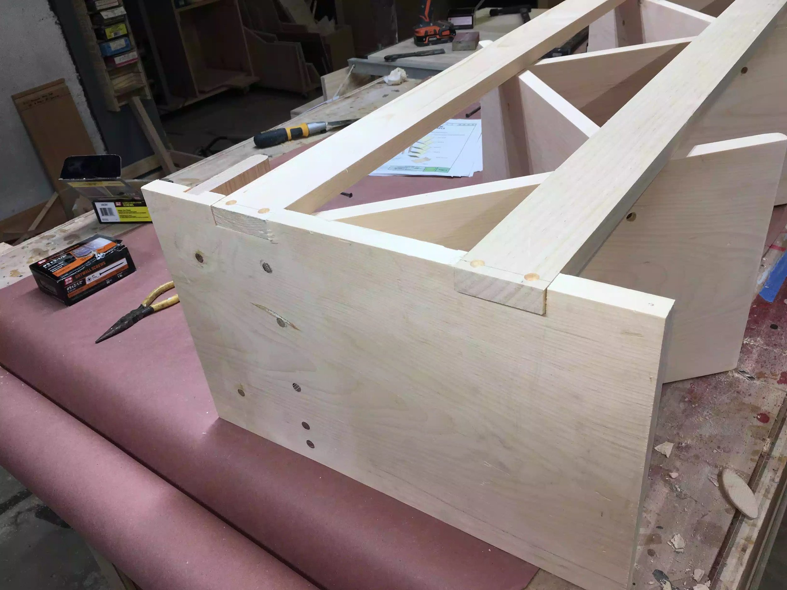 Here you can see the legs attached into the notches of the base