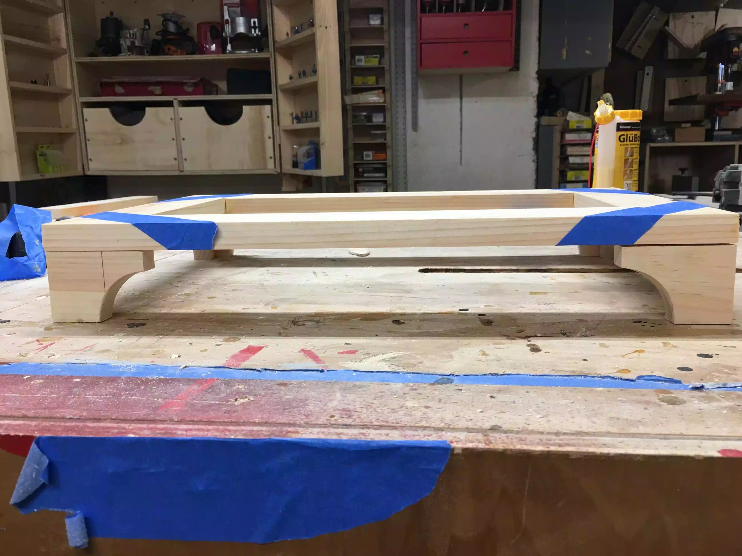This pictures shows the frame sitting on the legs, I haven't made the cover moulding yet but is for tomorrow.