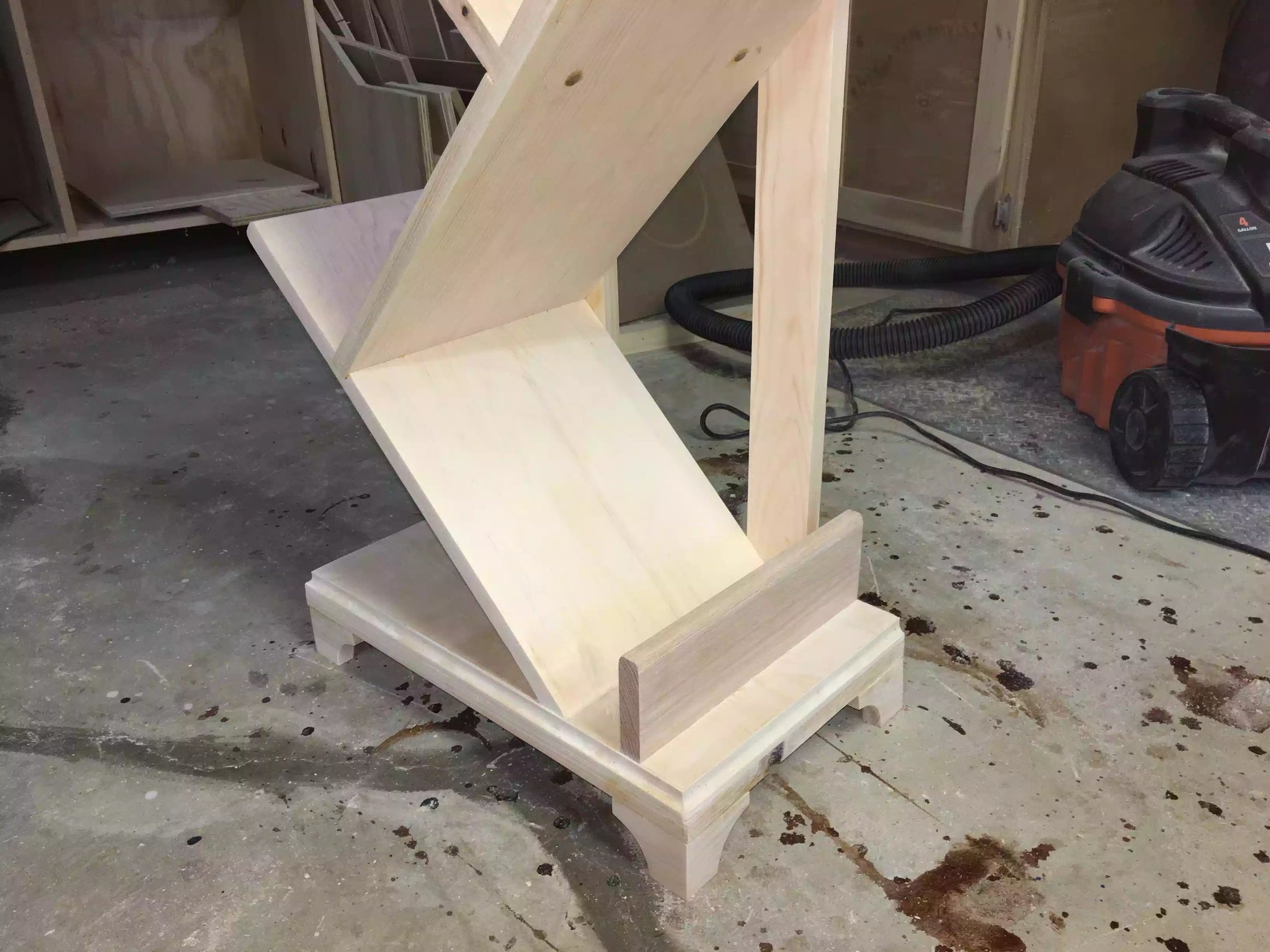 Here is the finished base, I really love the bracket feet and it was a nice new project inside a project. Love when that happens